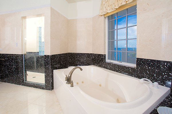 Villa Zara W/ Staff Cottage, Rum Point Estate