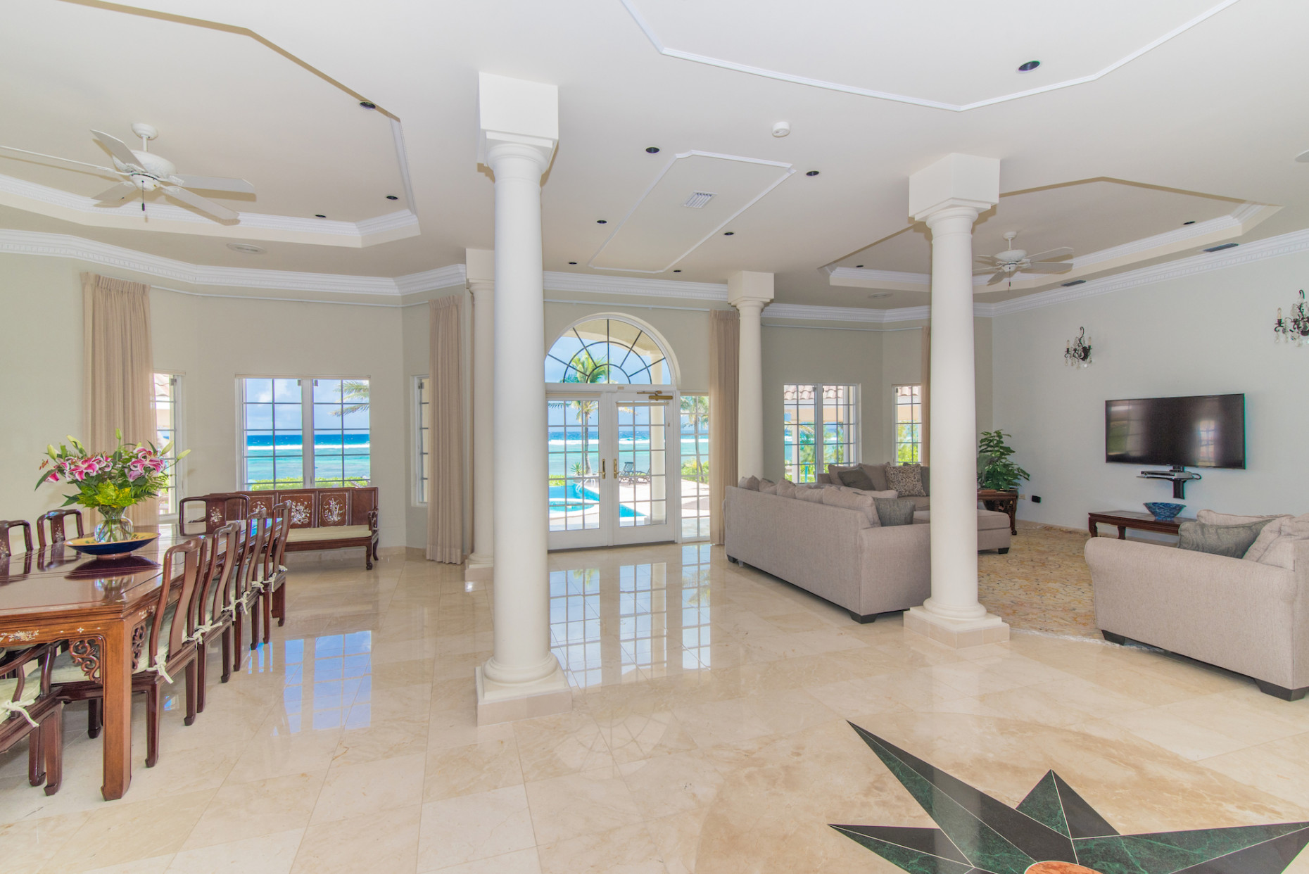 Villa Zara W/ Staff Cottage, Rum Point Estate