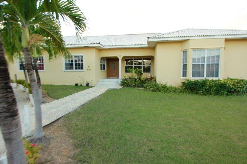 Bonneville Drive Residence With Studio Apartment, Near The Shores