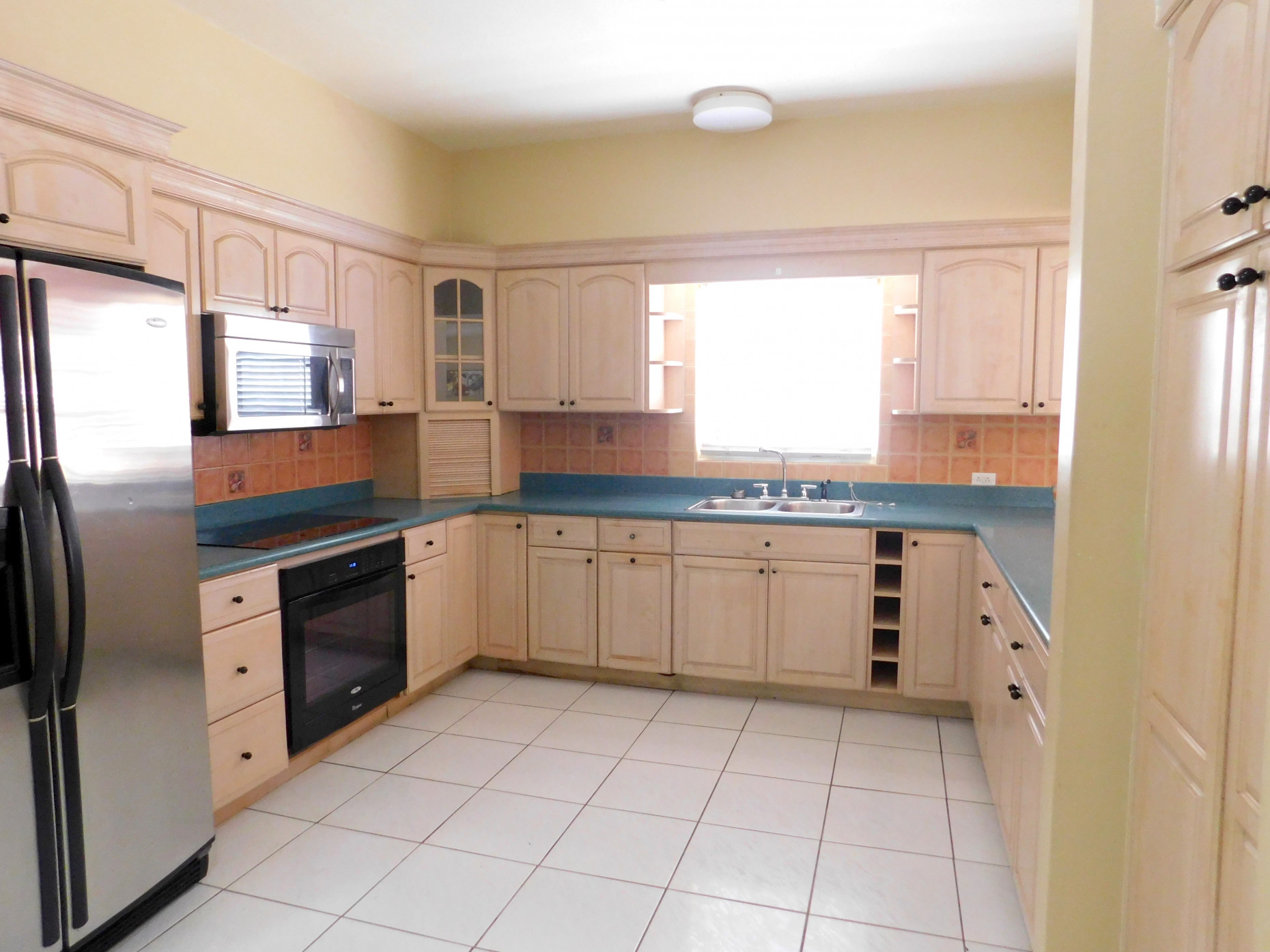 Bonneville Drive Residence With Studio Apartment, Near The Shores