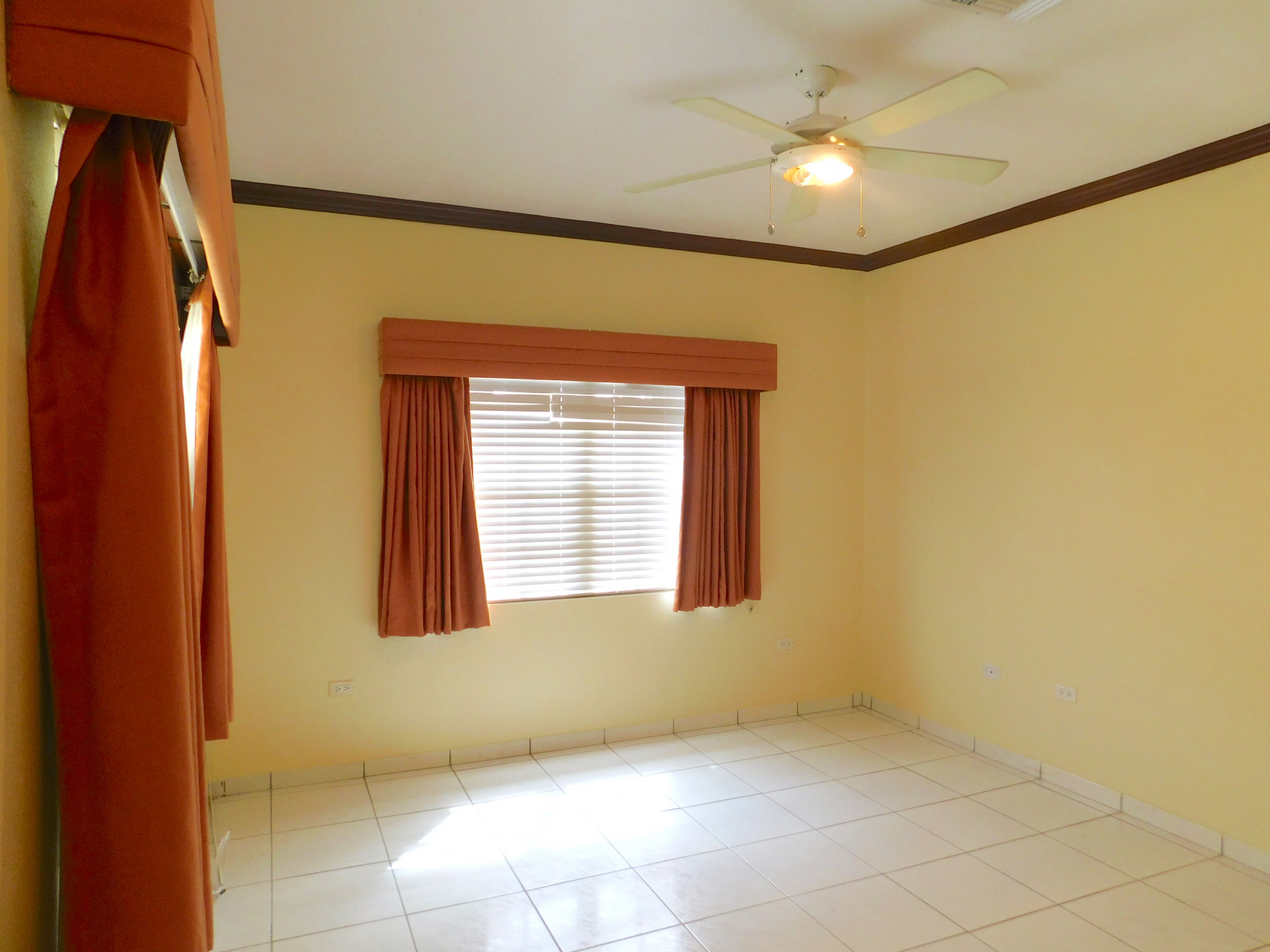 Bonneville Drive Residence With Studio Apartment, Near The Shores