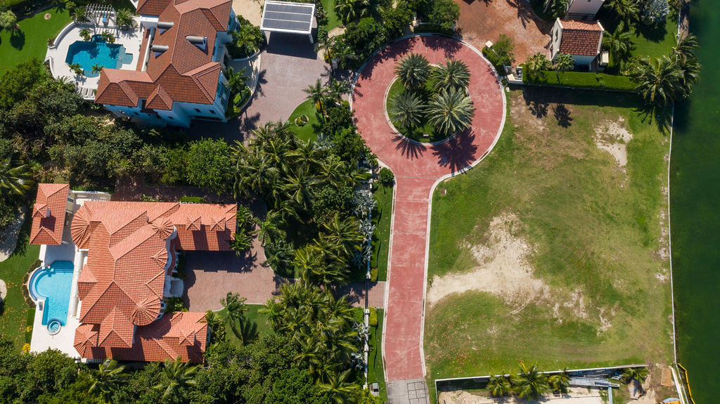 137 Ironshore Drive With Canal Front Lot