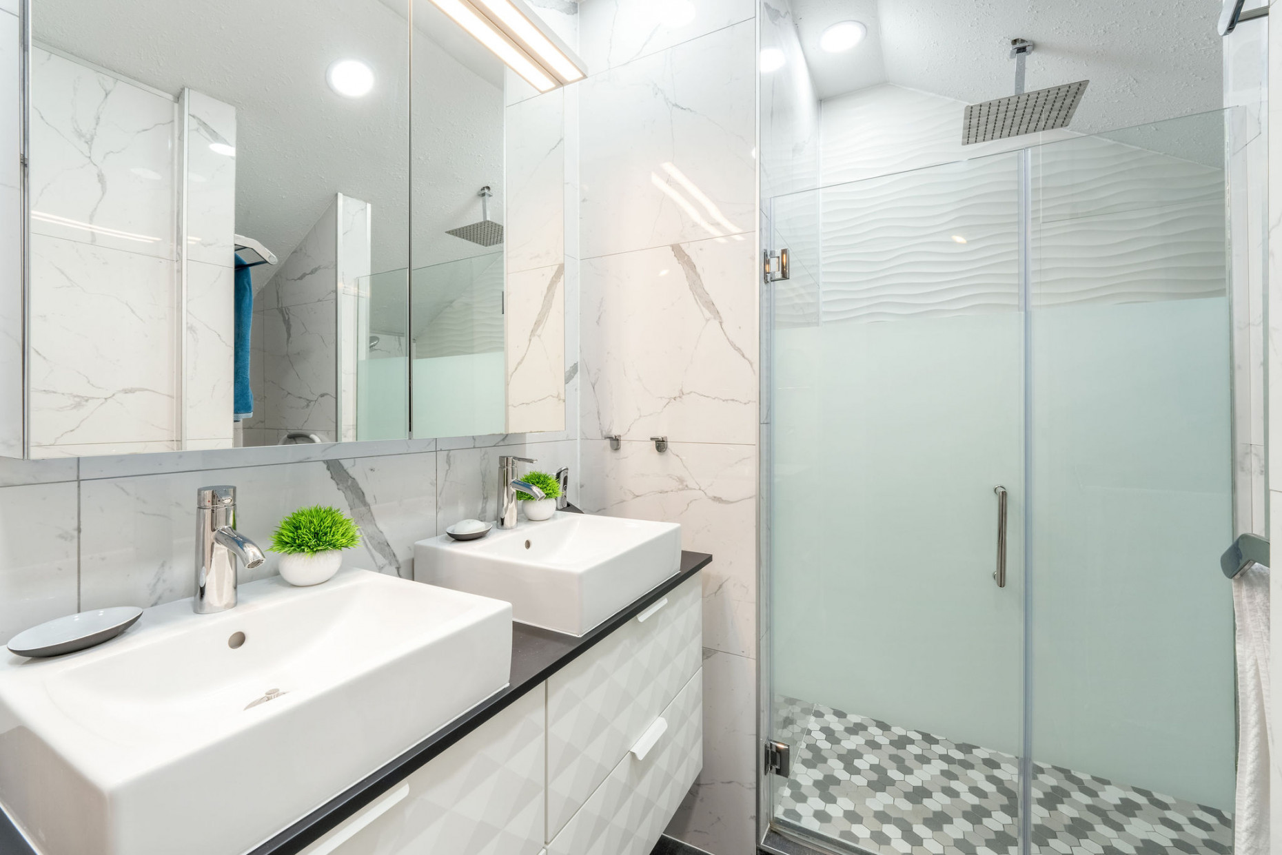 Fully Renovated 2 Bed / 2 Bath, West Bay