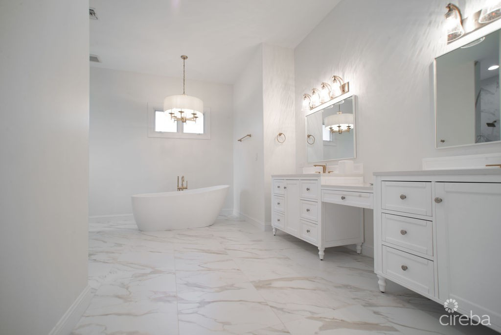 BRITANNIA KINGS COURT TOTALLY RENOVATED RARE JEWEL TOWNHOME