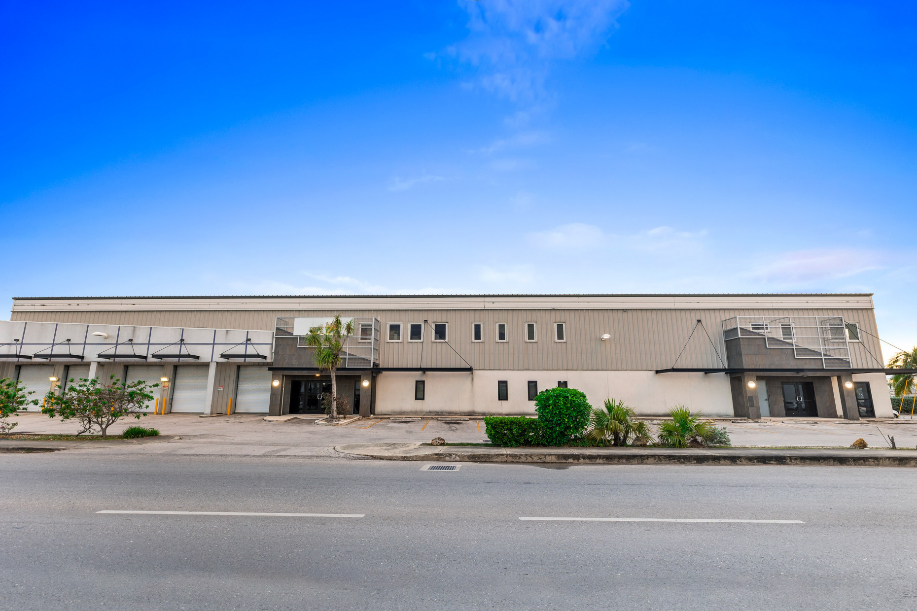 DORCY DRIVE RETAIL SHOWROOM & WAREHOUSE