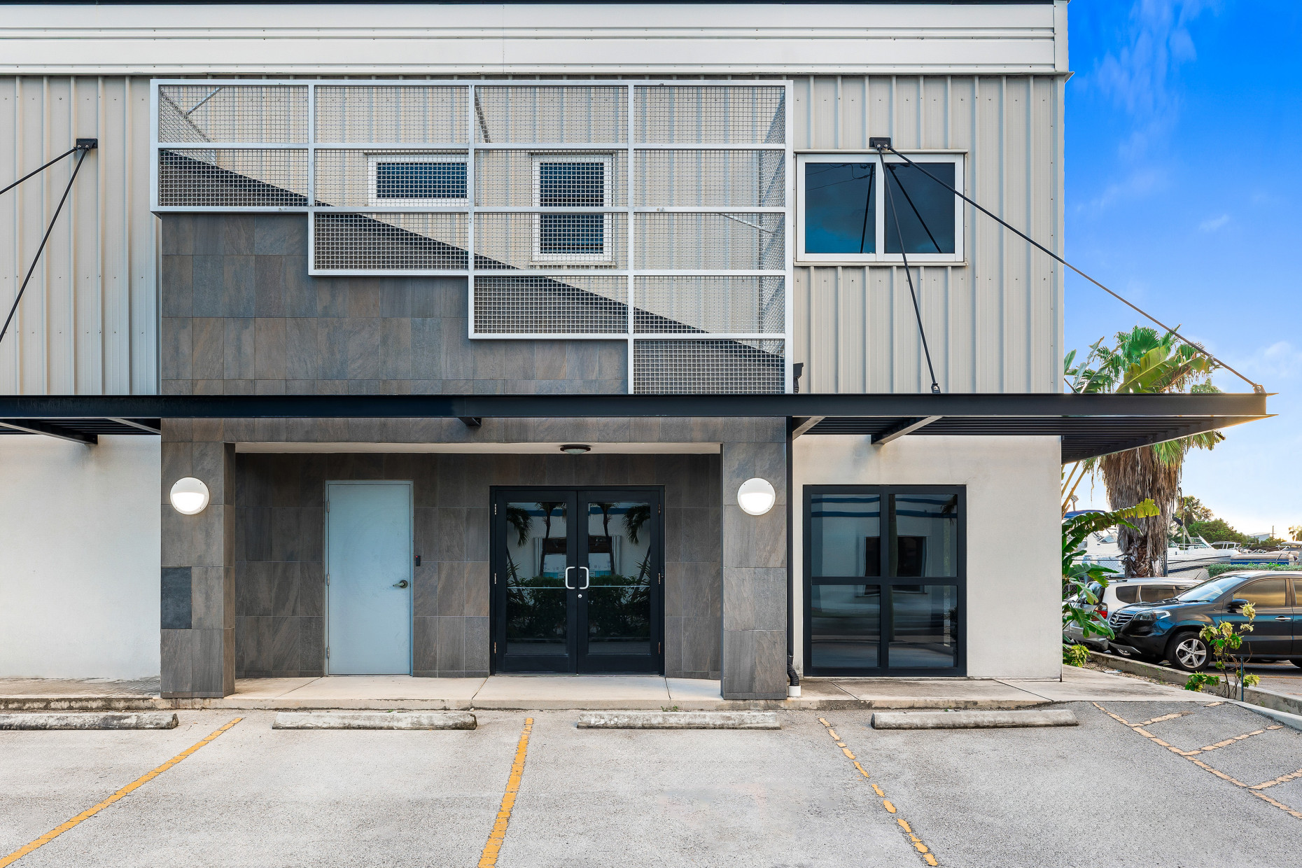 DORCY DRIVE RETAIL SHOWROOM & WAREHOUSE