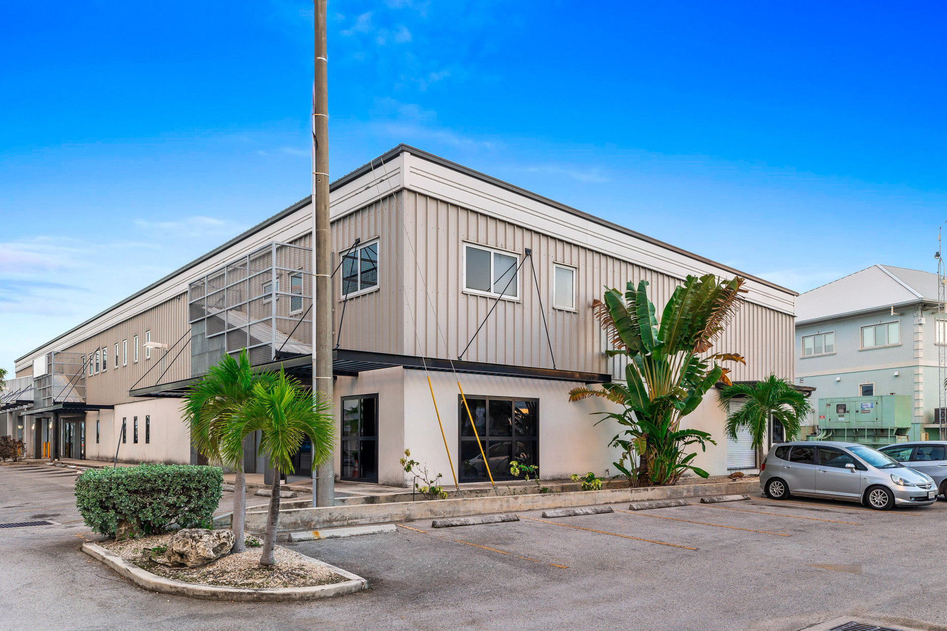 DORCY DRIVE RETAIL SHOWROOM & WAREHOUSE