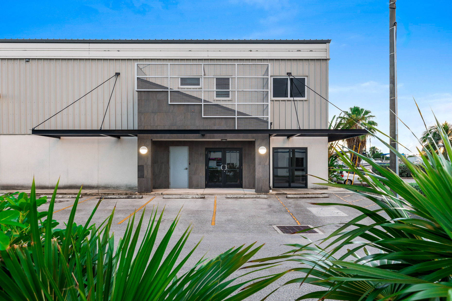 DORCY DRIVE RETAIL SHOWROOM & WAREHOUSE