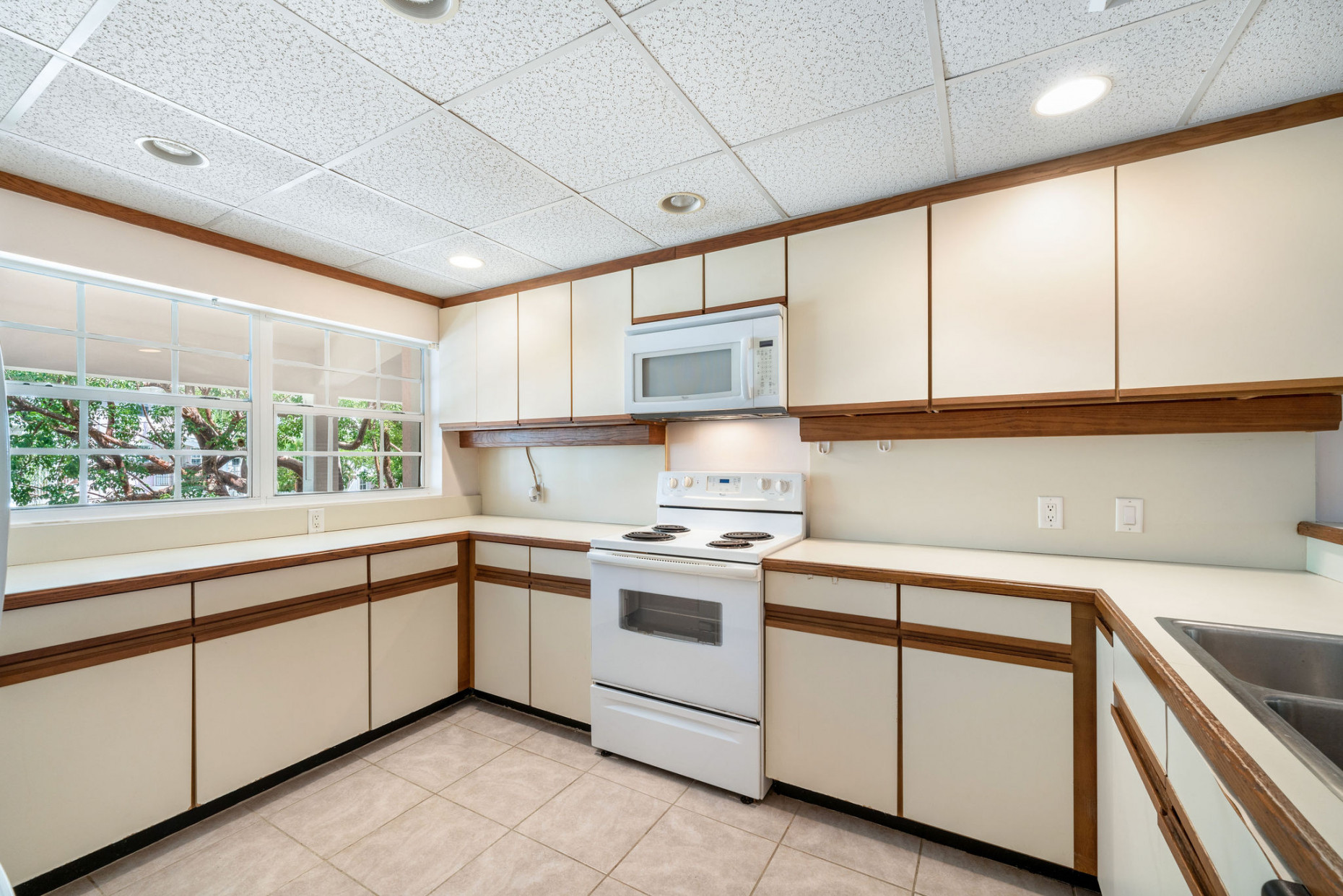 Britannia 1 Bed + Loft | Seven Mile Beach Corridor