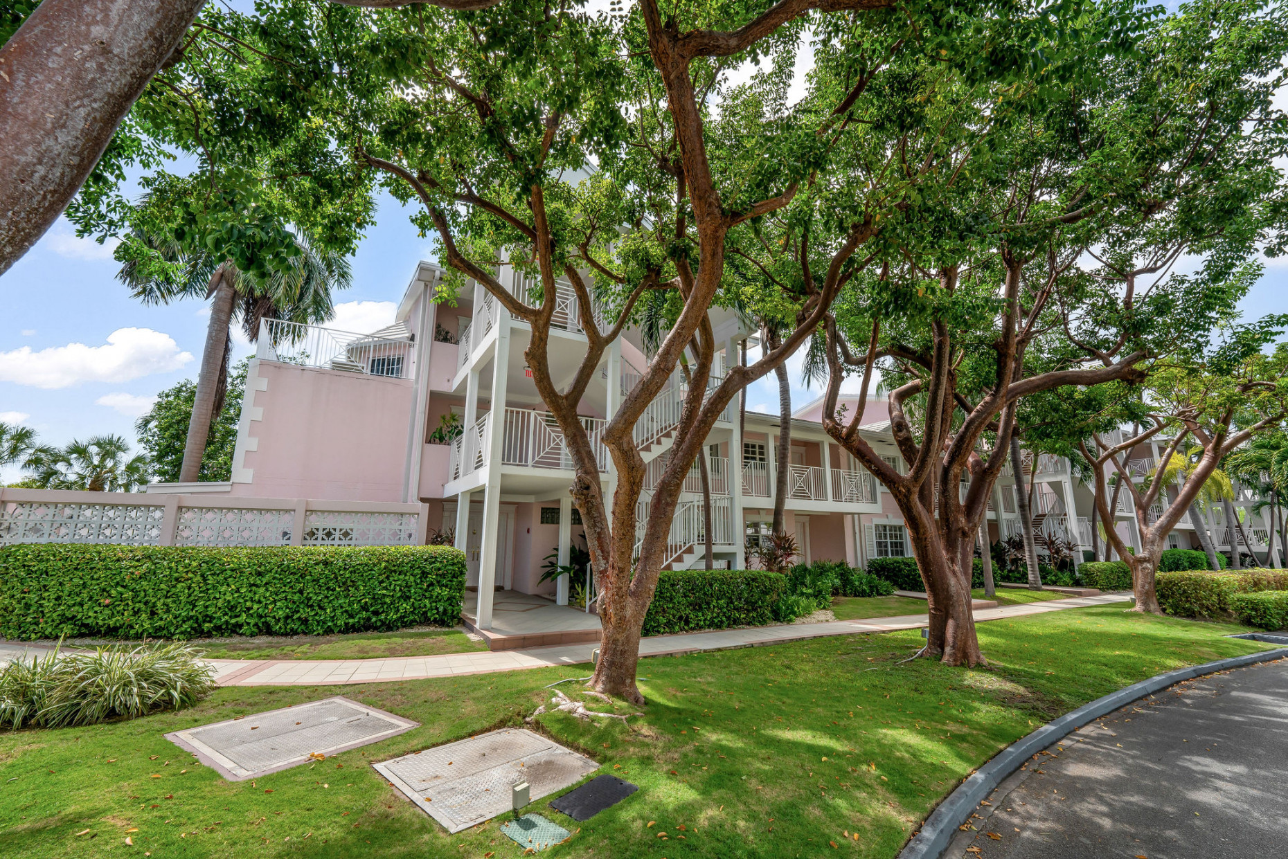 Britannia 1 Bed + Loft | Seven Mile Beach Corridor