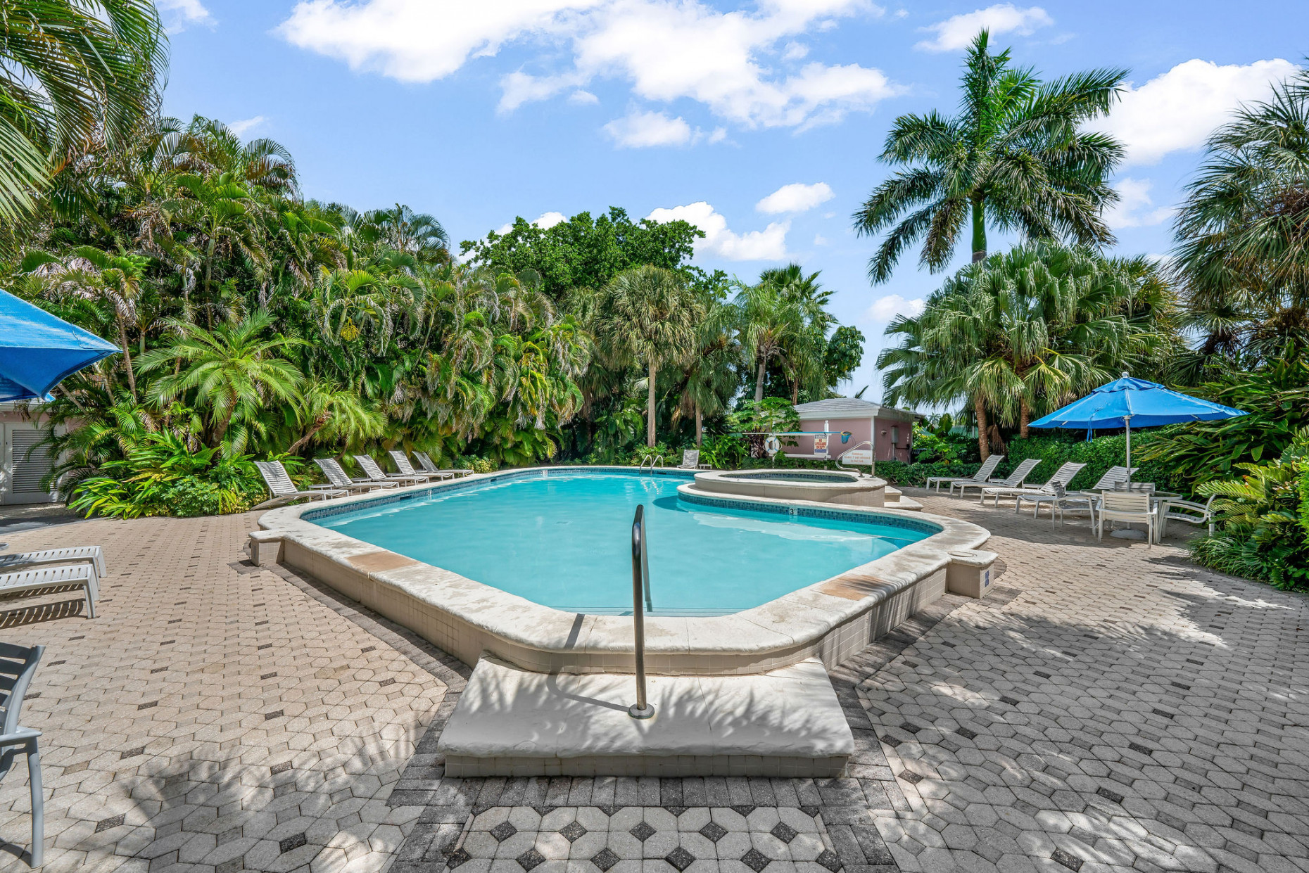 Britannia 1 Bed + Loft | Seven Mile Beach Corridor