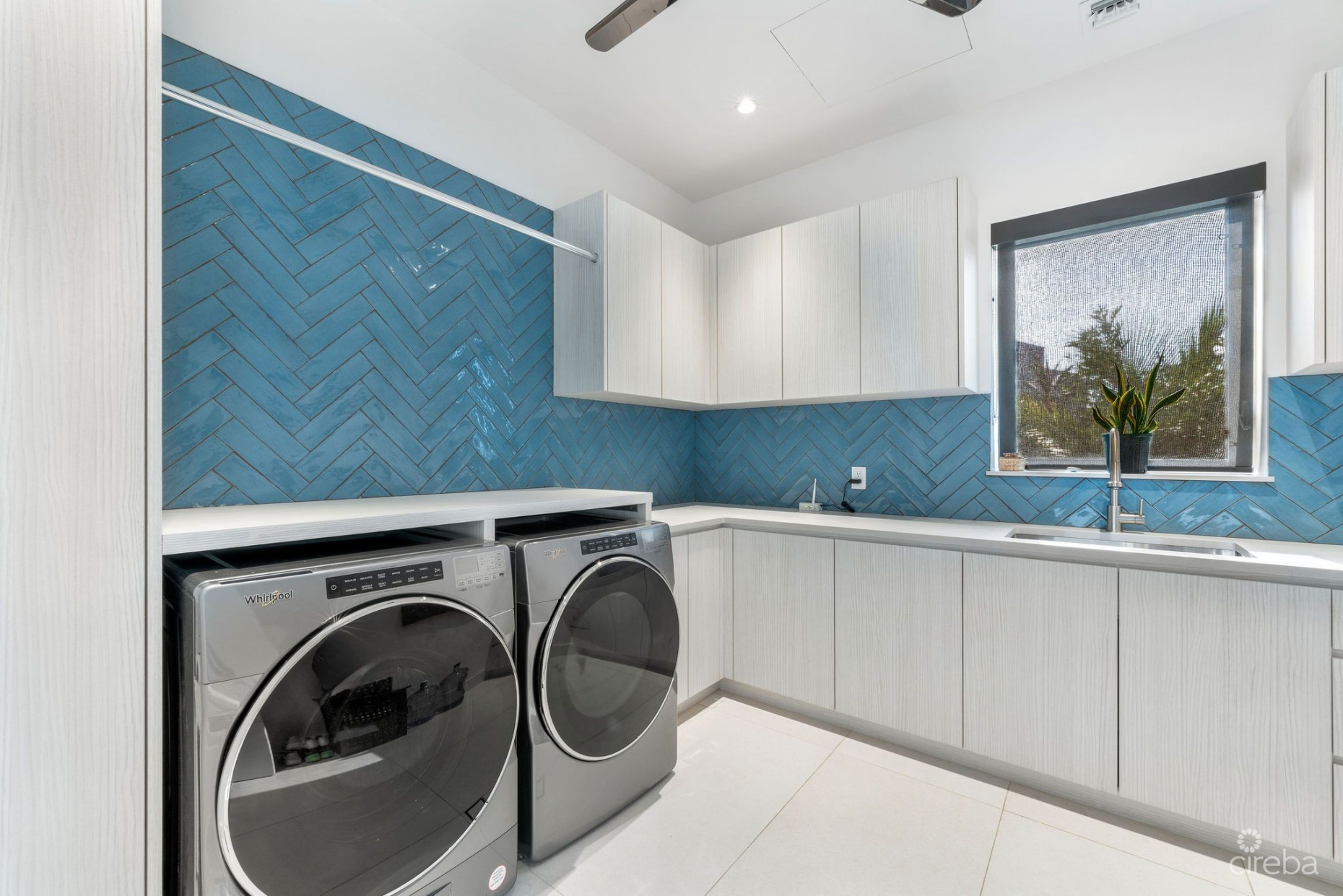 60 LALIQUE PENINSULA QUAY | LUXURY WATERFRONT LIVING IN CRYSTAL HARBOUR