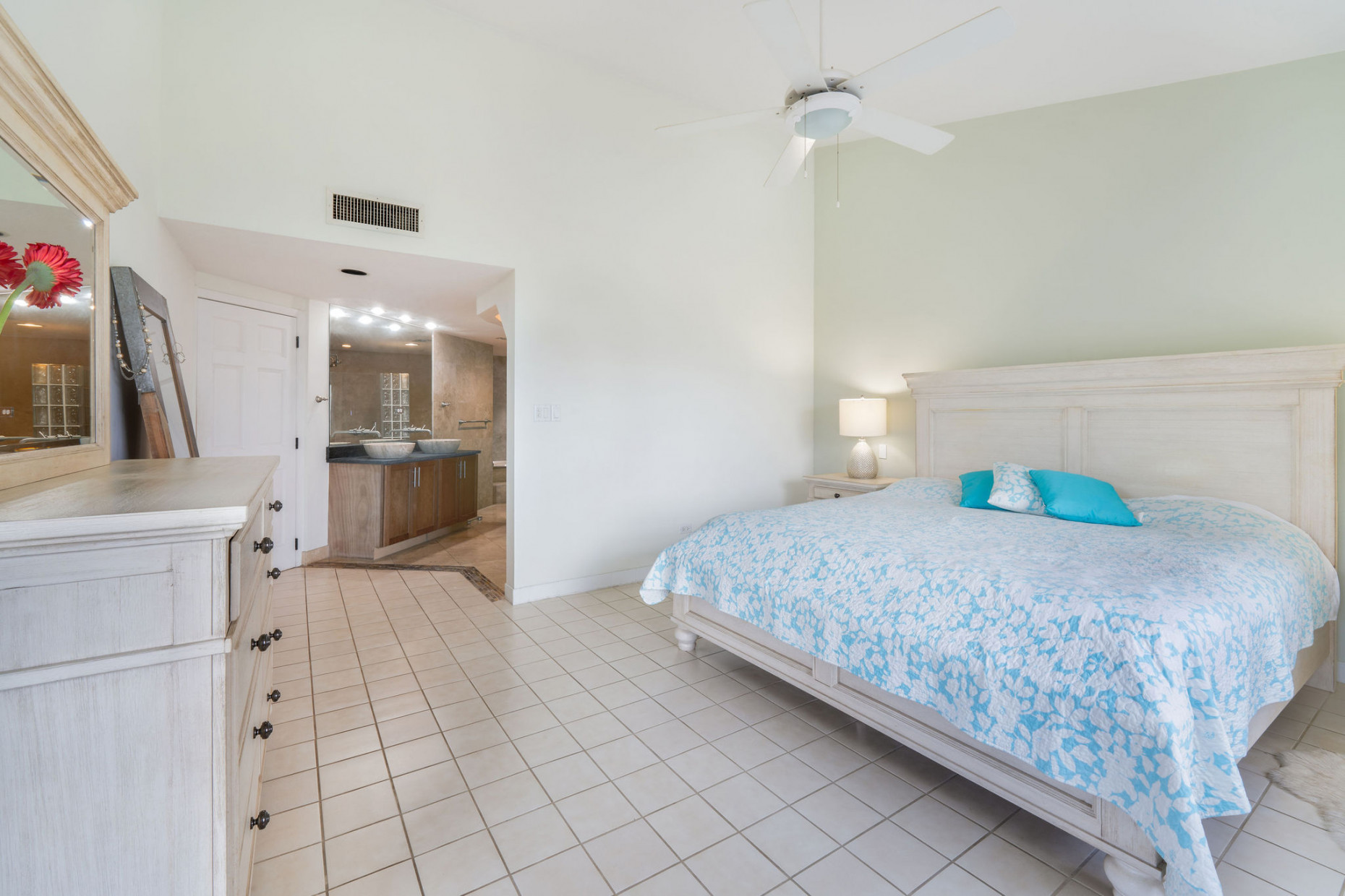 Britannia #133 | Canalfront Penthouse | 2-bed + Loft + Dock