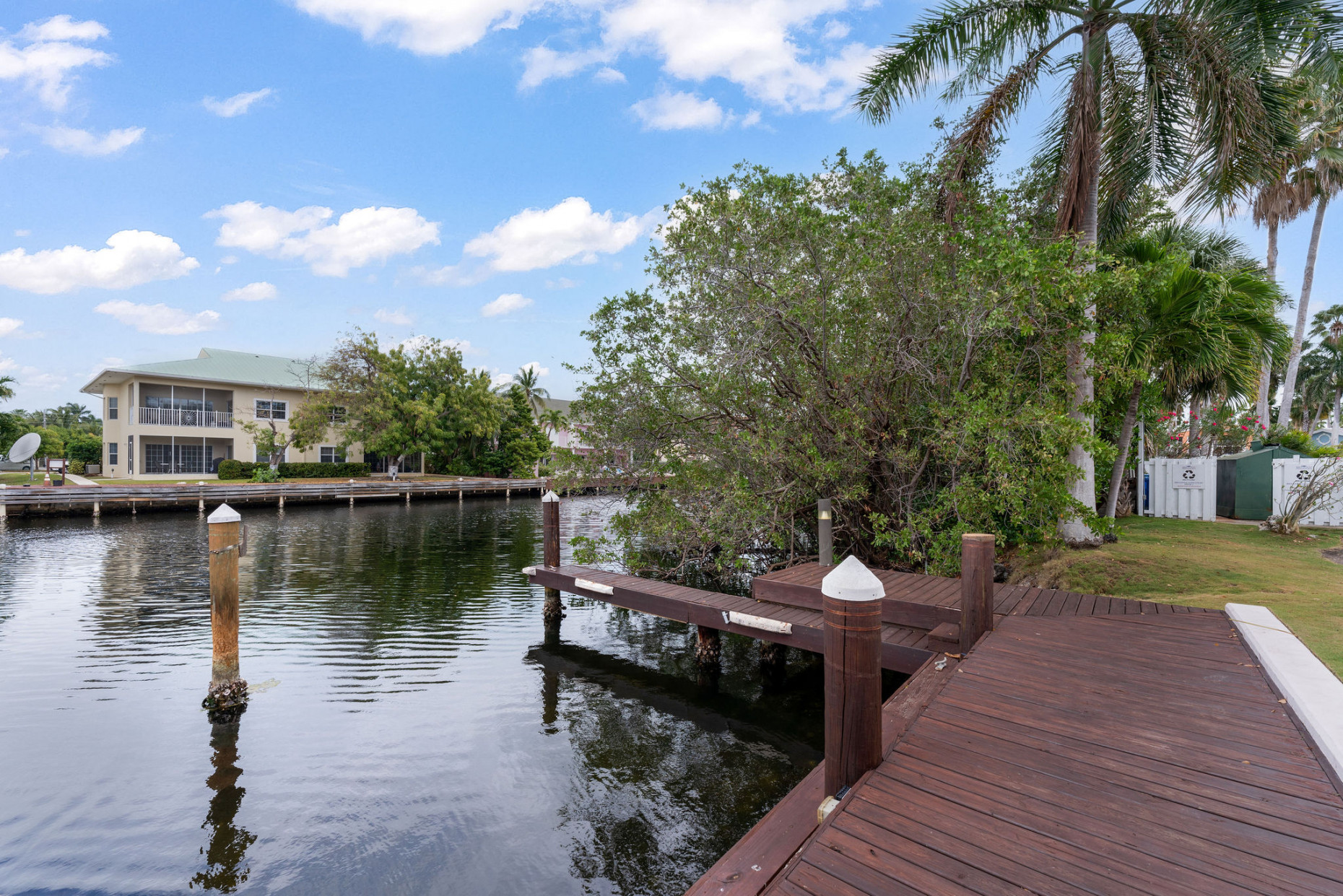 Britannia #133 | Canalfront Penthouse | 2-bed + Loft + Dock