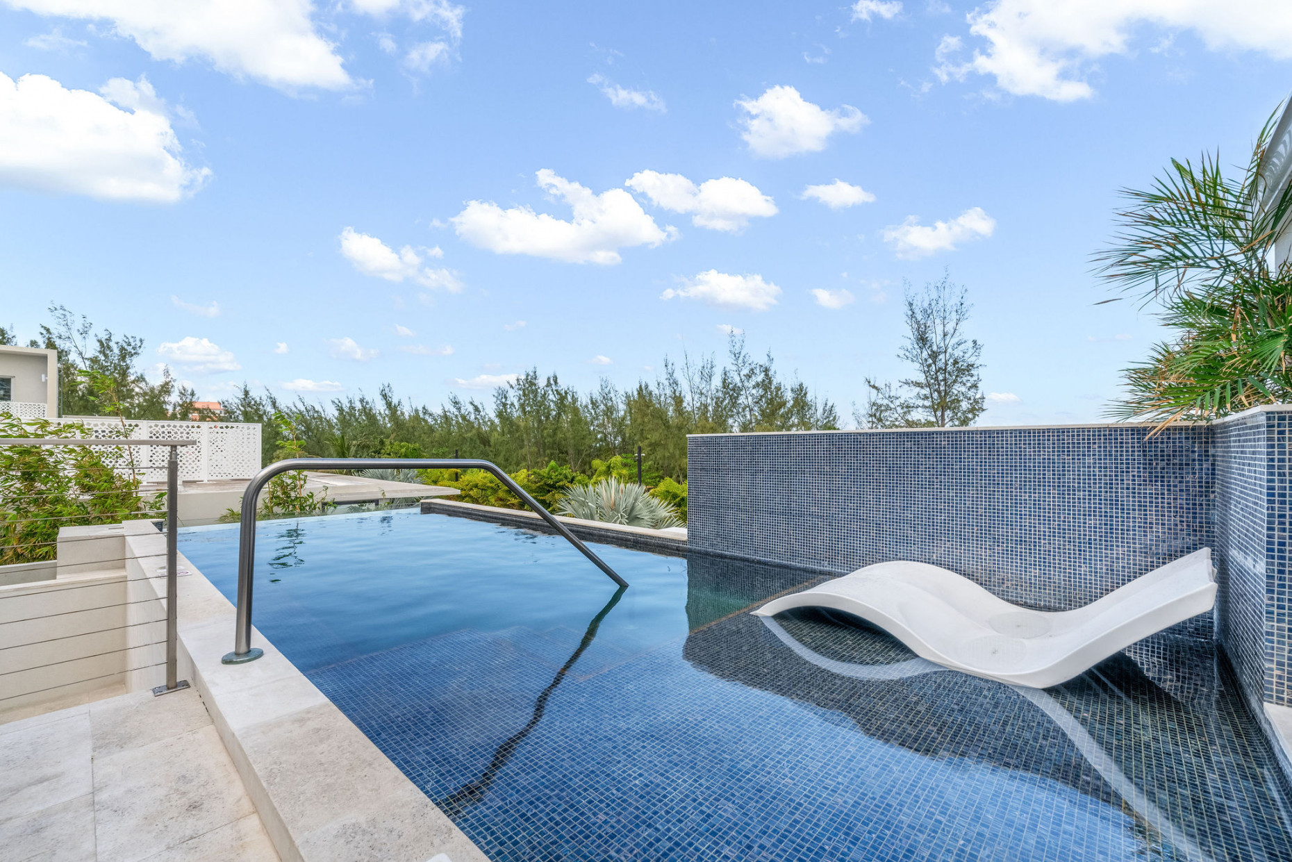 The Grove 53 | Top Floor | Seven Mile Beach Corridor