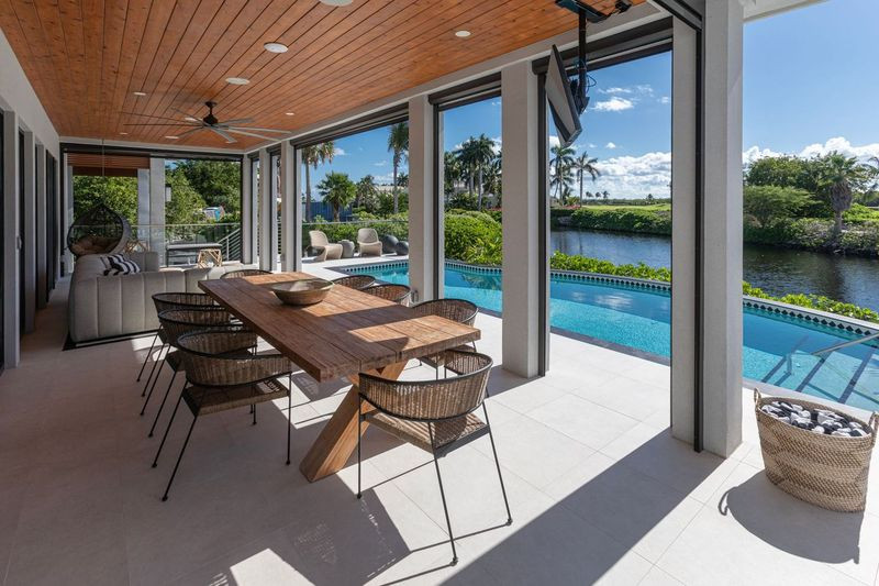 The Ritz-carlton Deckhouse