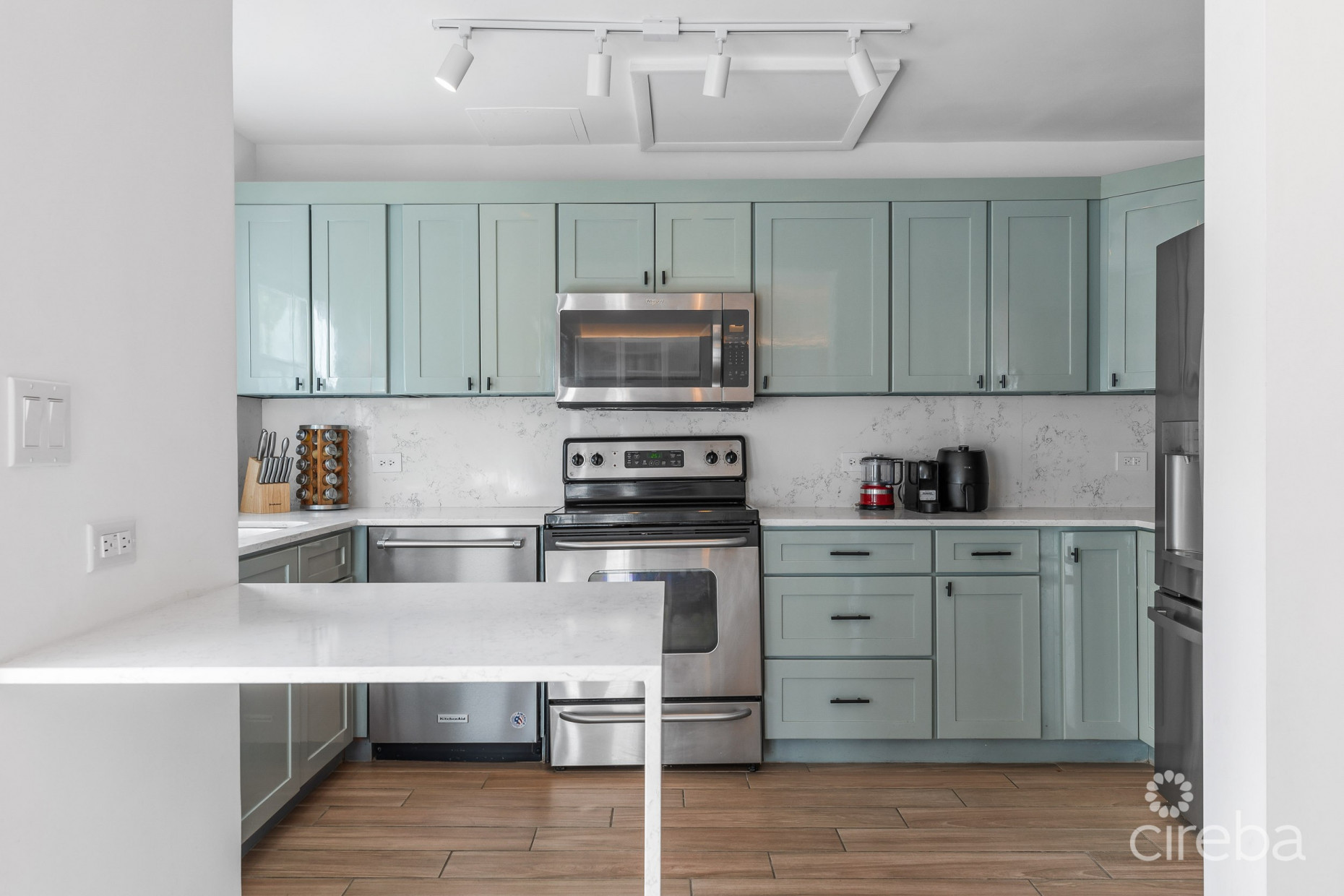 CANALFRONT 4 BED | 4.5 BATH - NEWLY RENOVATED GOVERNORS HARBOUR HOME