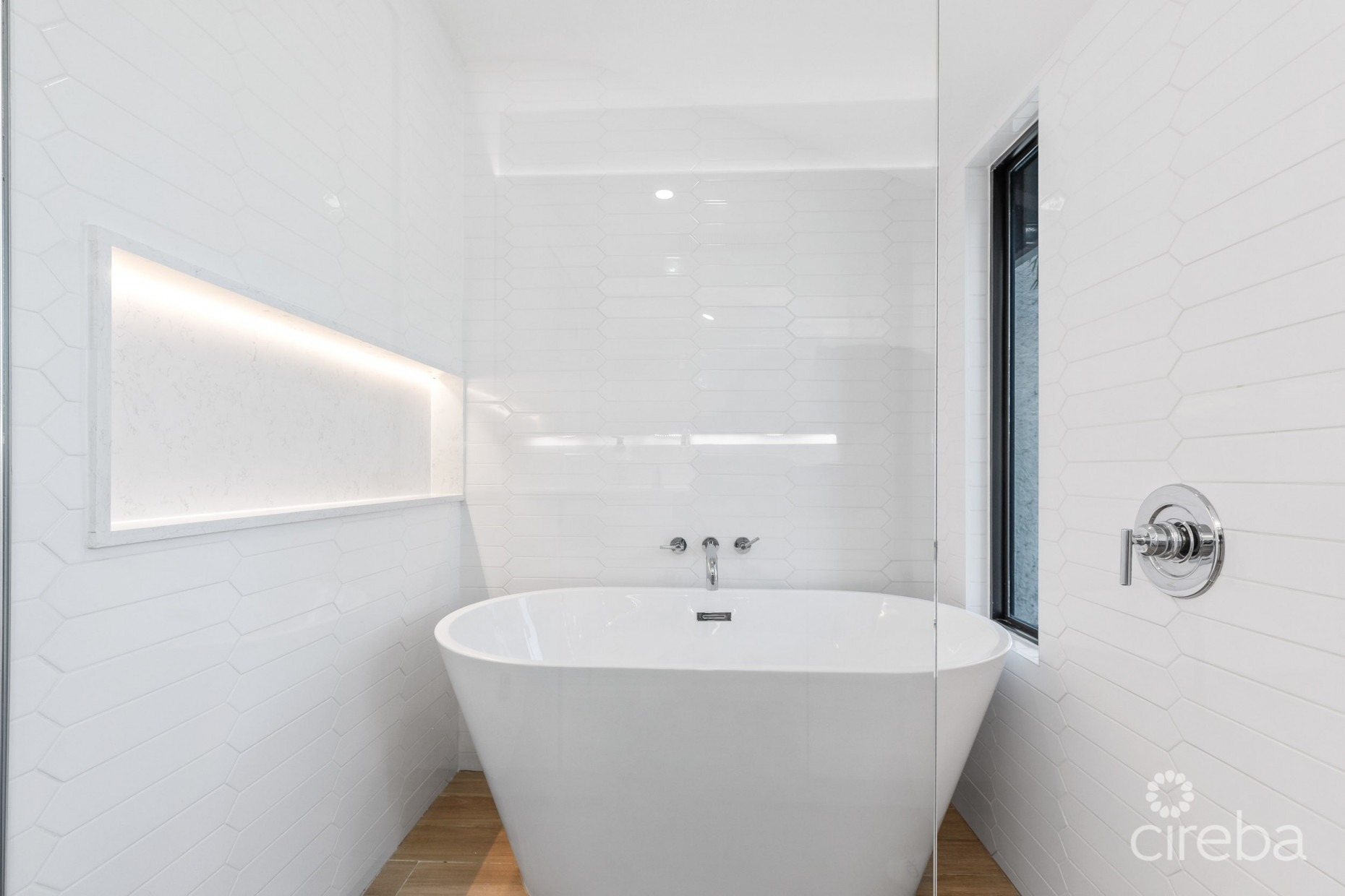 CANALFRONT 4 BED | 4.5 BATH - NEWLY RENOVATED GOVERNORS HARBOUR HOME