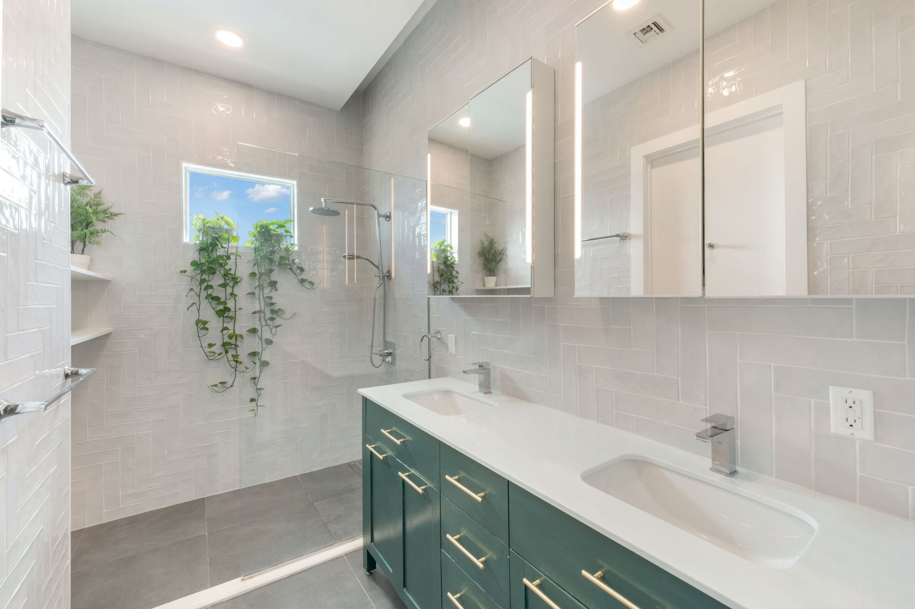 Ocean Crest |  4 - Bed Oceanfront + Garage / Dock