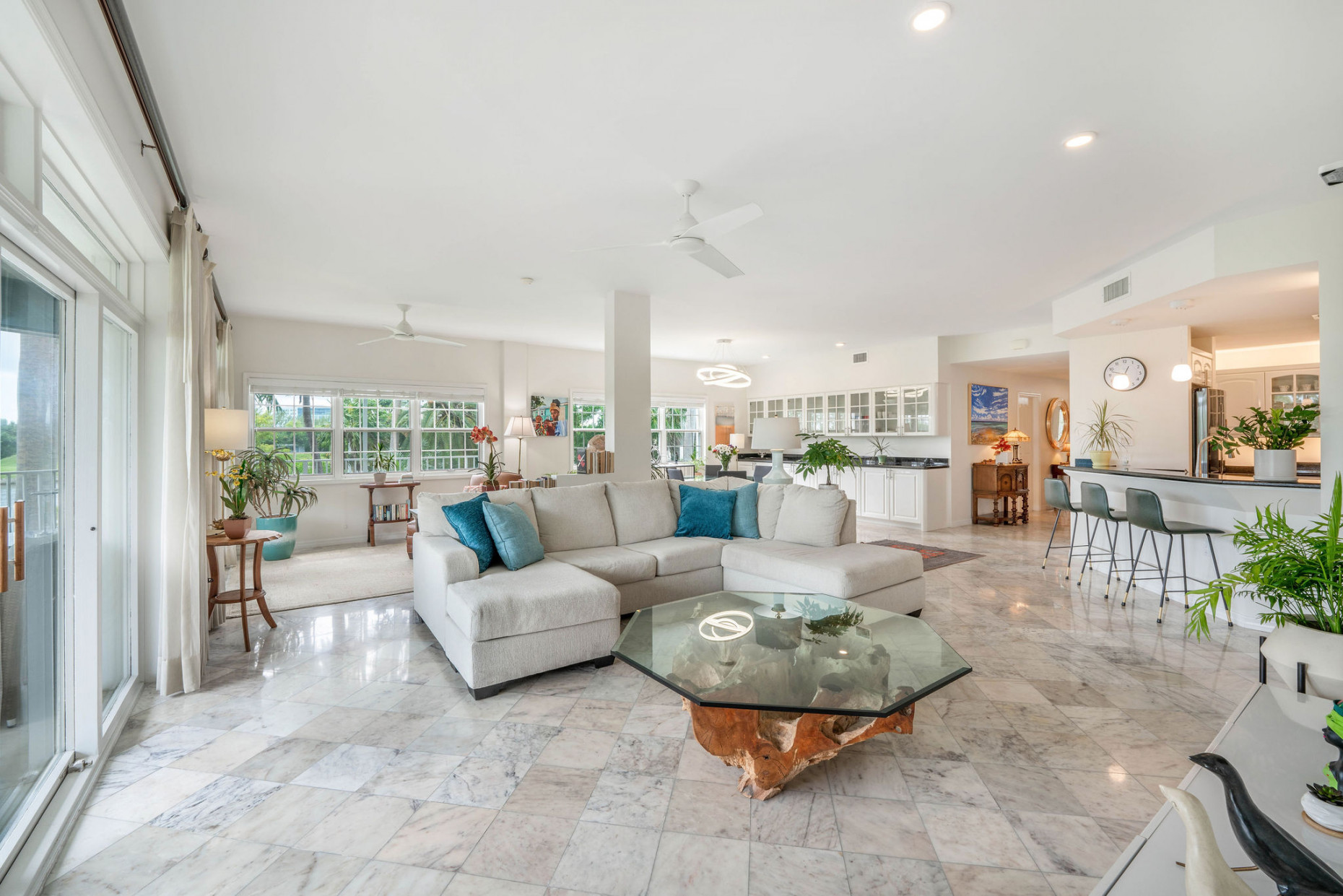 Britannia #821 Regents Court | Stunning 3-bed Residence