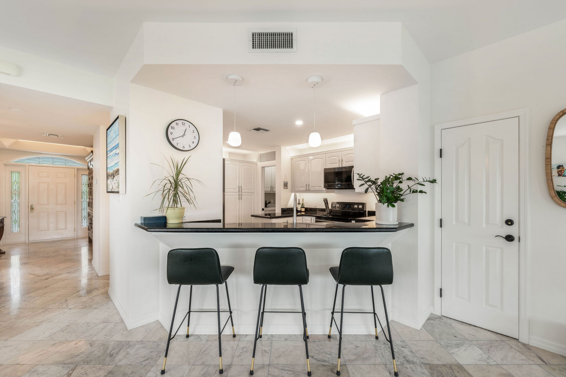 Britannia #821 Regents Court | Stunning 3-bed Residence