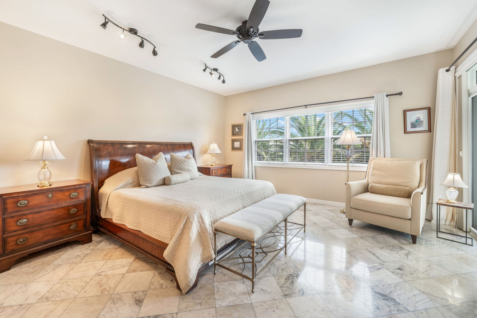 Britannia #821 Regents Court | Stunning 3-bed Residence