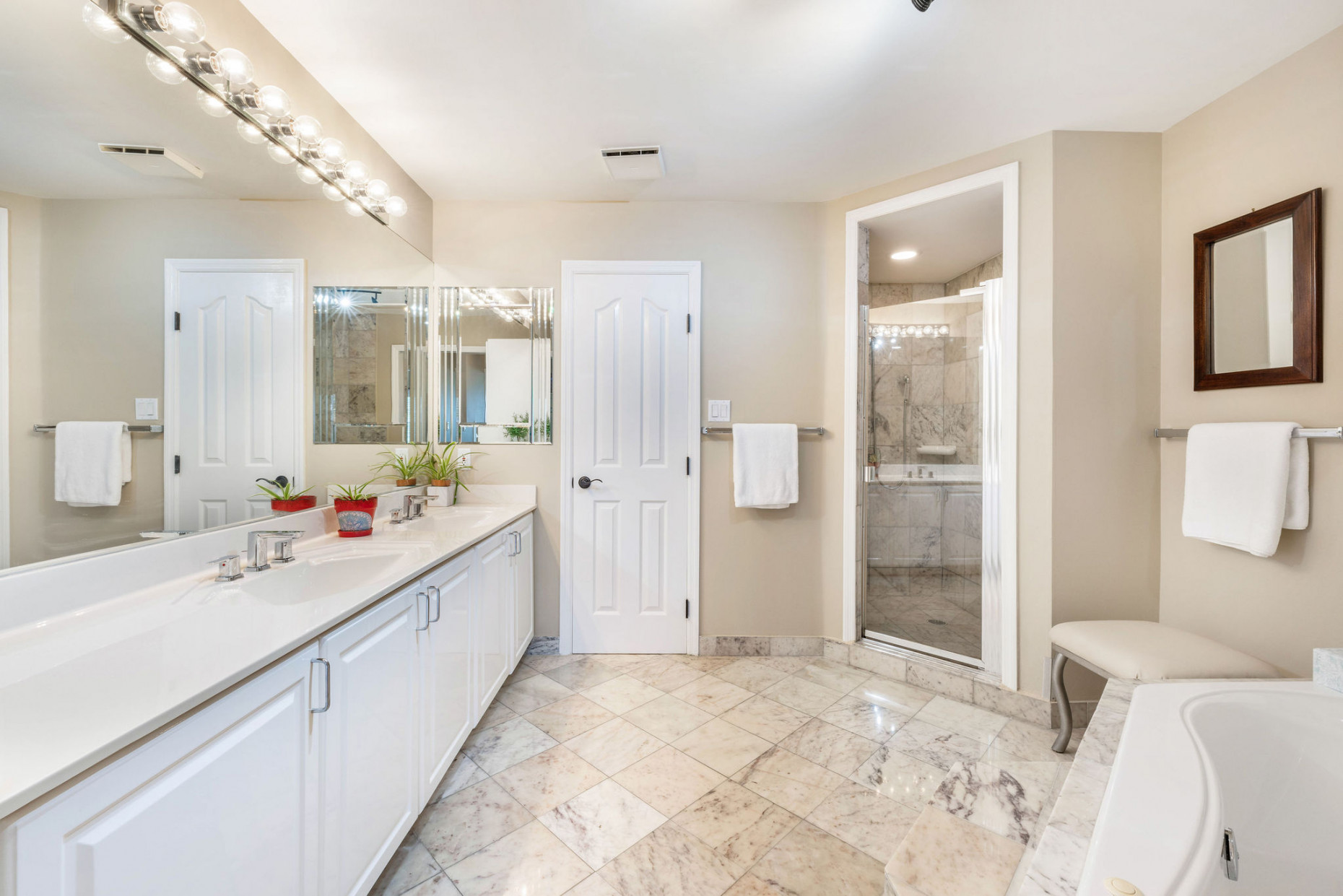 Britannia #821 Regents Court | Stunning 3-bed Residence