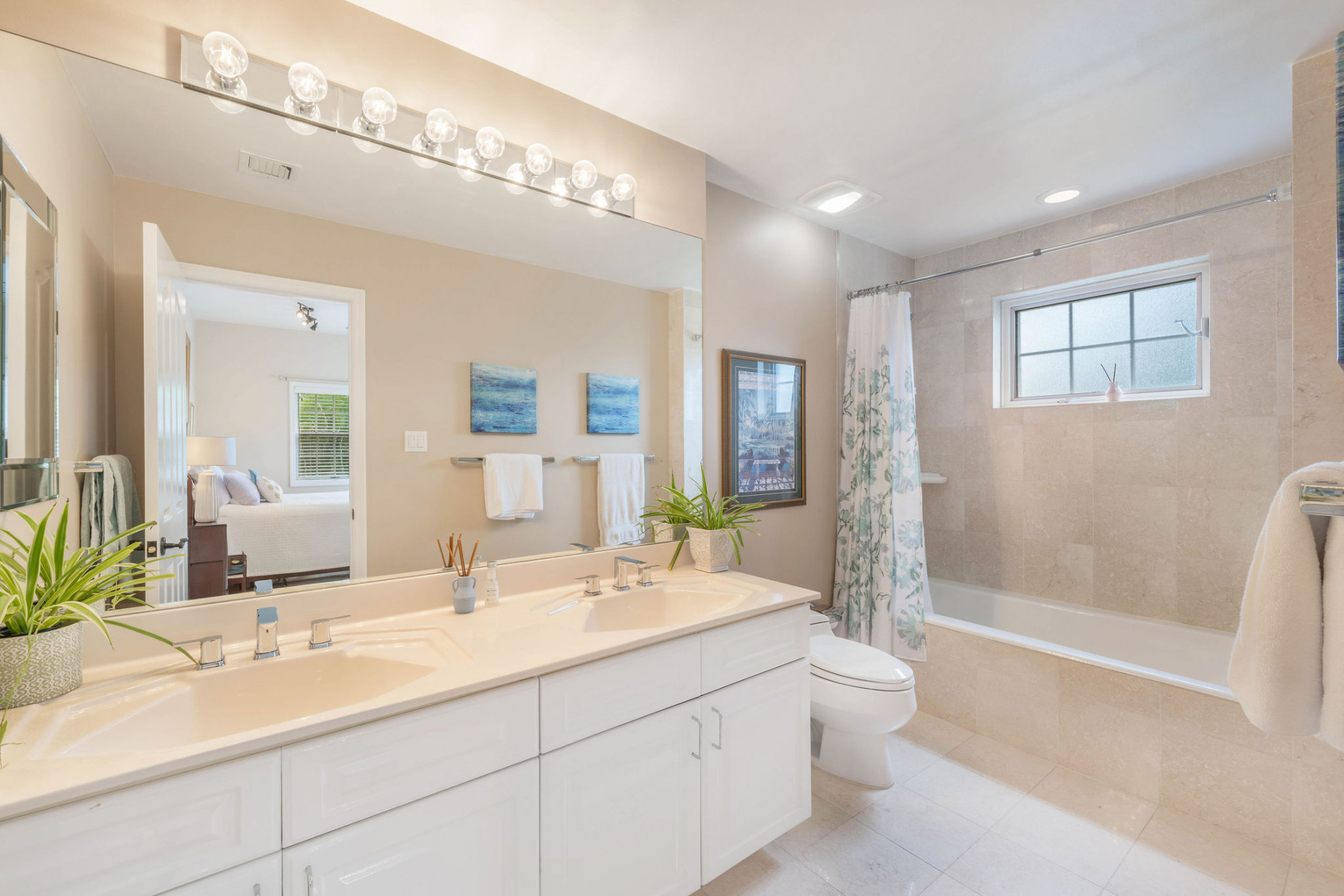 Britannia #821 Regents Court | Stunning 3-bed Residence