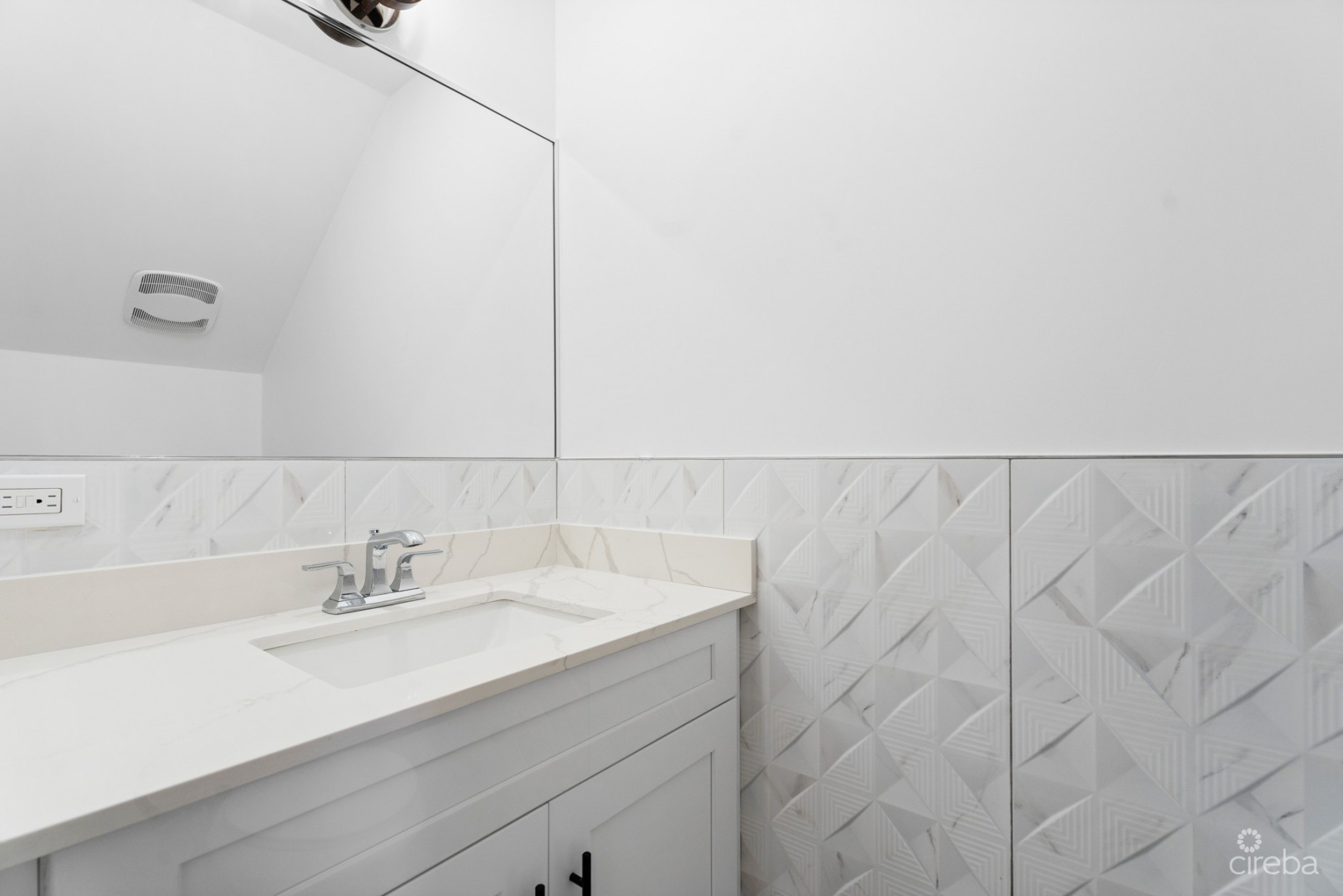 #1 BRAND NEW 3 BED 3.5 BATH DUPLEX -  LOOKOUT GARDENS