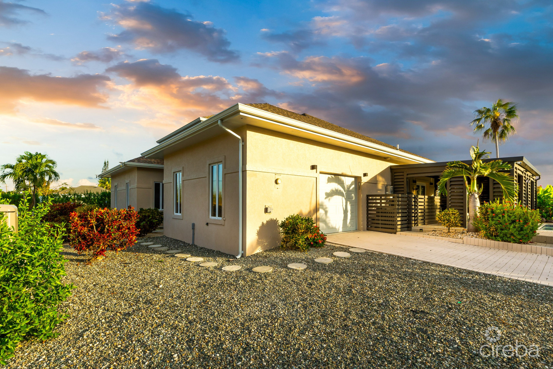 IMMACULATE 3BR FAMILY HOME W/ ADJACENT CANAL LOT