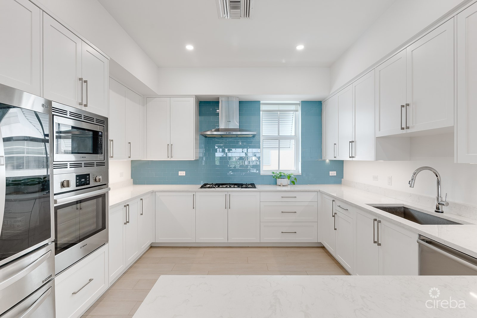 PERIWINKLE CANAL-FRONT 4 BED WITH DOCK