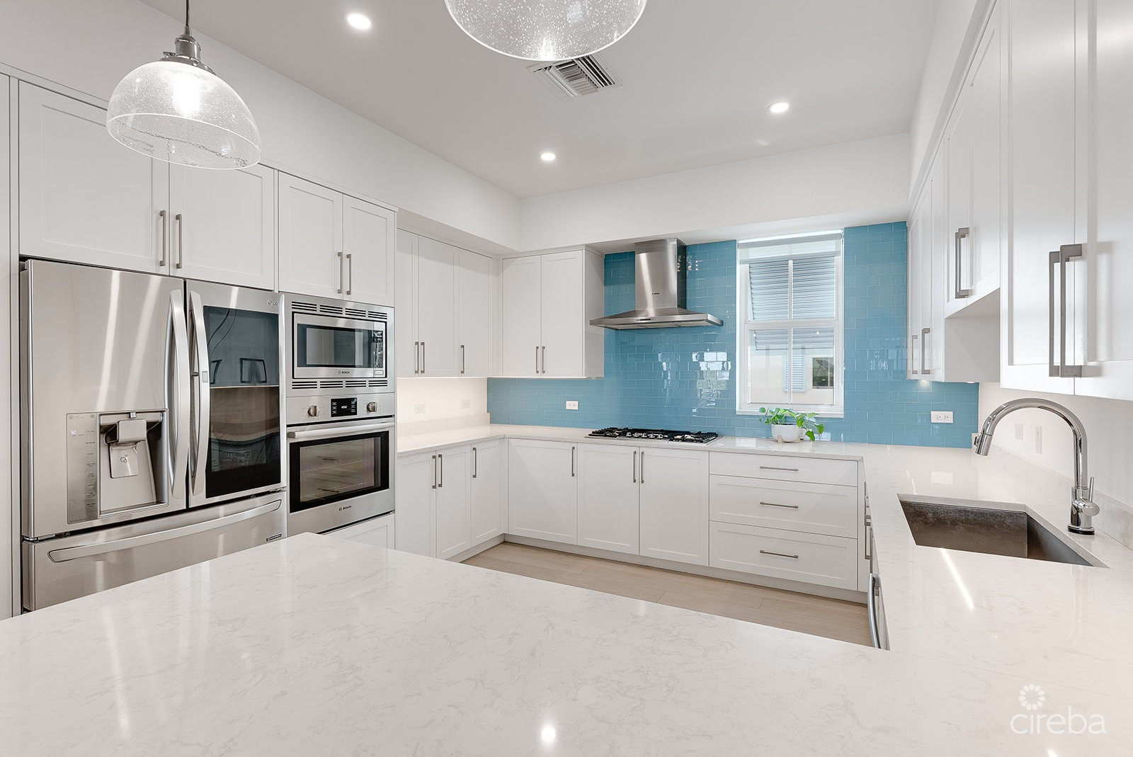 PERIWINKLE CANAL-FRONT 4 BED WITH DOCK