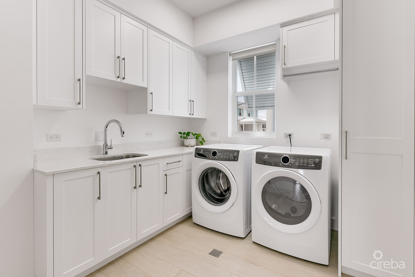 PERIWINKLE CANAL-FRONT 4 BED WITH DOCK