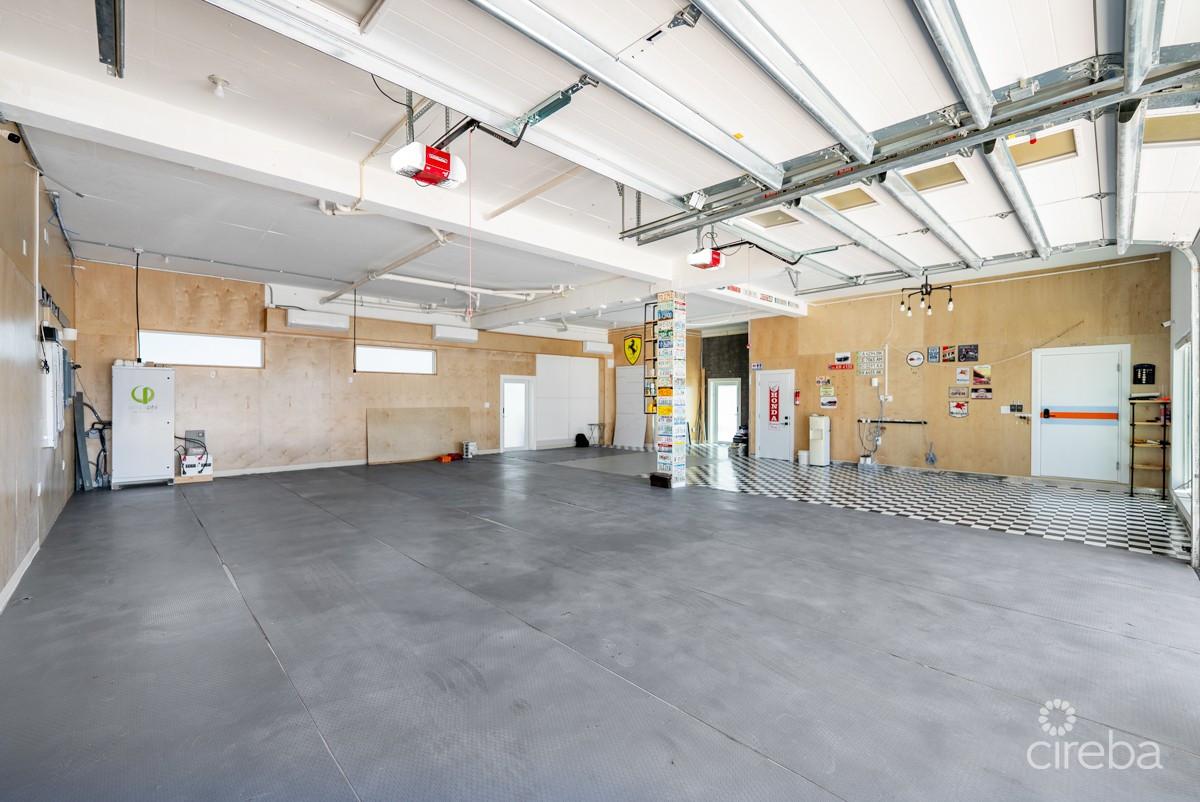 XL 3 BED WEST BAY DUPLEX WITH 2000 SQ FT OF STORAGE