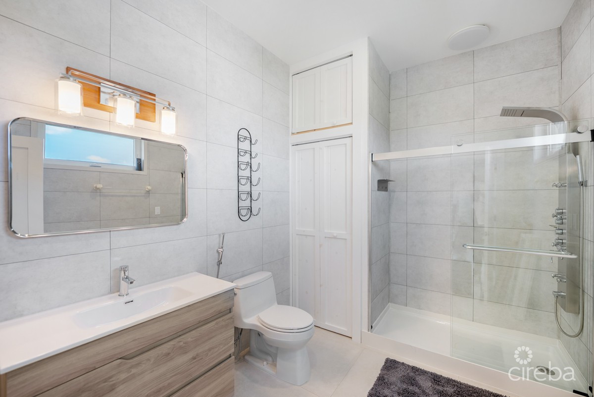 XL 3 BED WEST BAY DUPLEX WITH 2000 SQ FT OF STORAGE