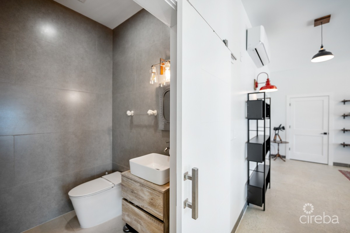 XL 3 BED WEST BAY DUPLEX WITH 2000 SQ FT OF STORAGE