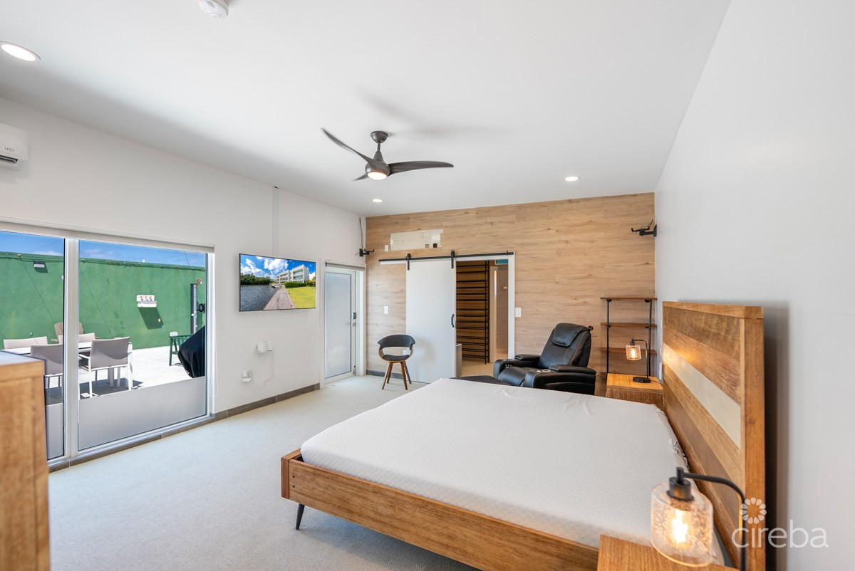 XL 3 BED WEST BAY DUPLEX WITH 2000 SQ FT OF STORAGE