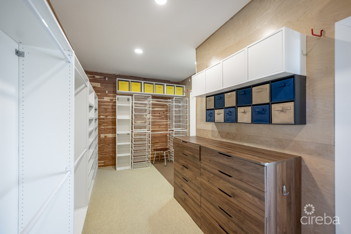 XL 3 BED WEST BAY DUPLEX WITH 2000 SQ FT OF STORAGE