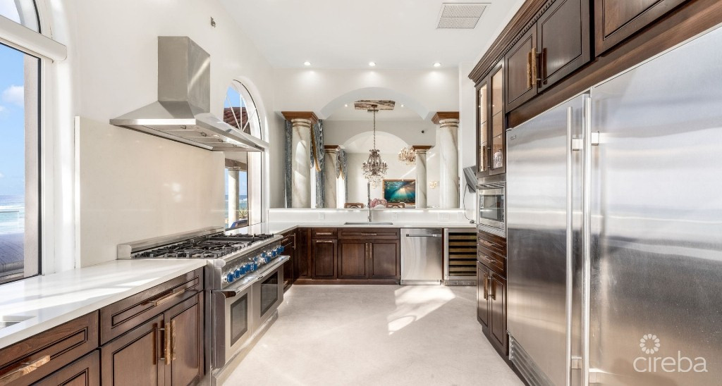 VILLA D'ESTE - PROSPECT POINT WATERFRONT HOME