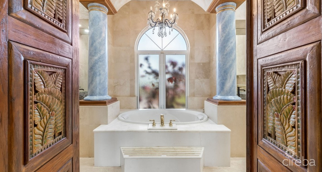 VILLA D'ESTE - PROSPECT POINT WATERFRONT HOME