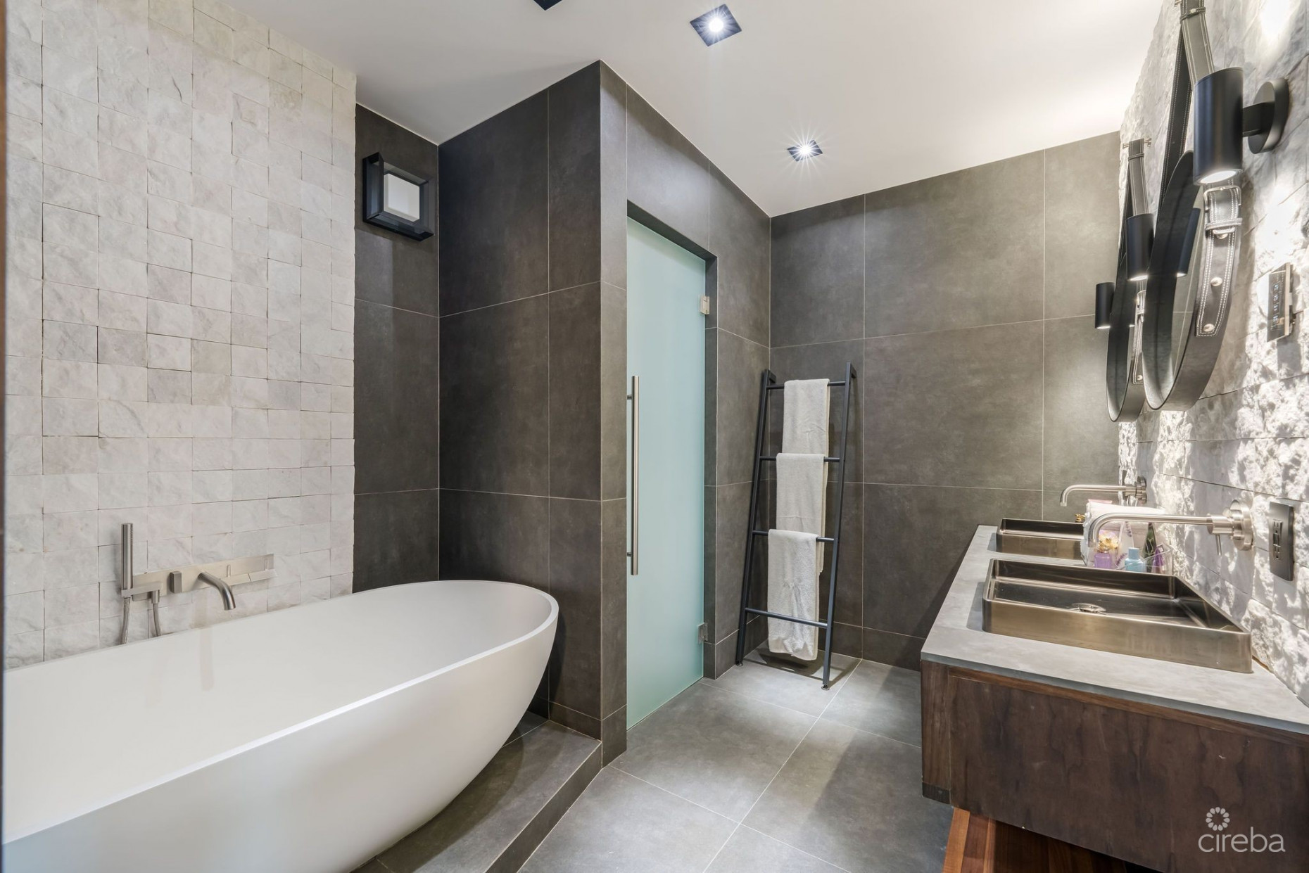 72 LALIQUE PENINSULA QUAY - SERENITY HOUSE IN CRYSTAL HARBOUR