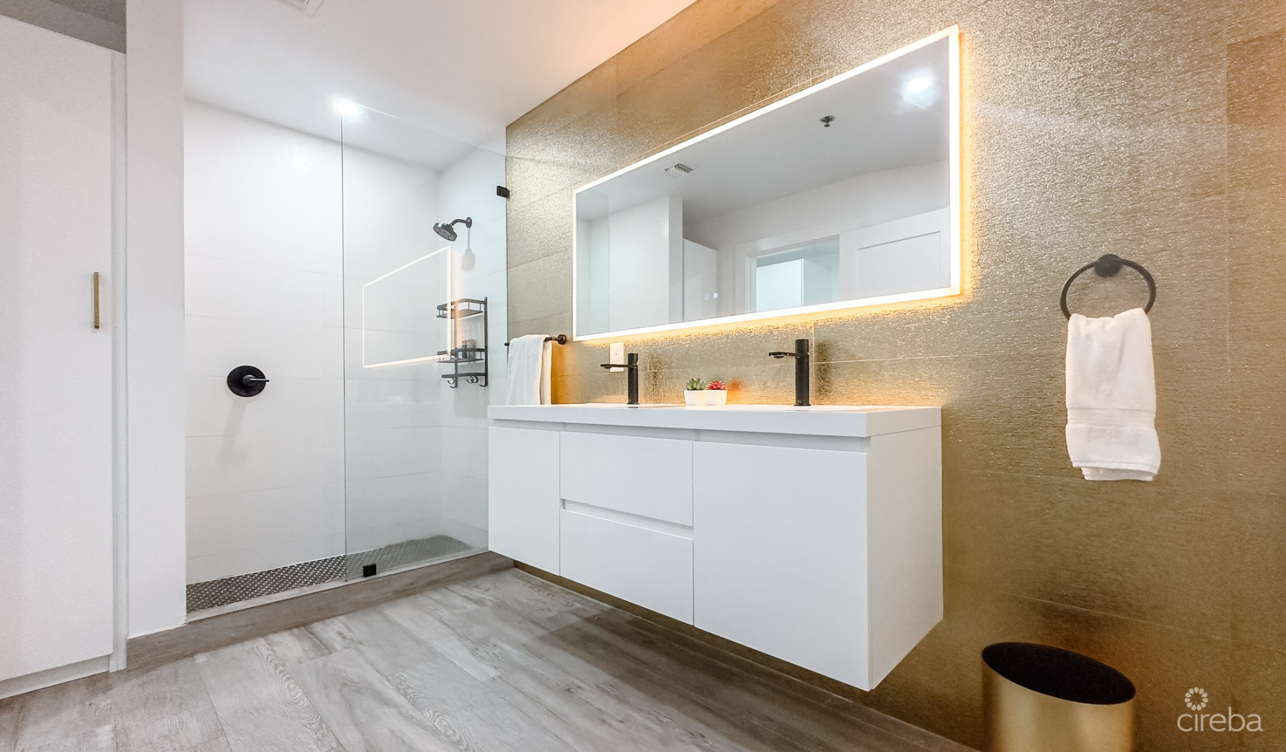 GRAND CAYMANIAN PENTHOUSE - CRYSTAL HARBOUR