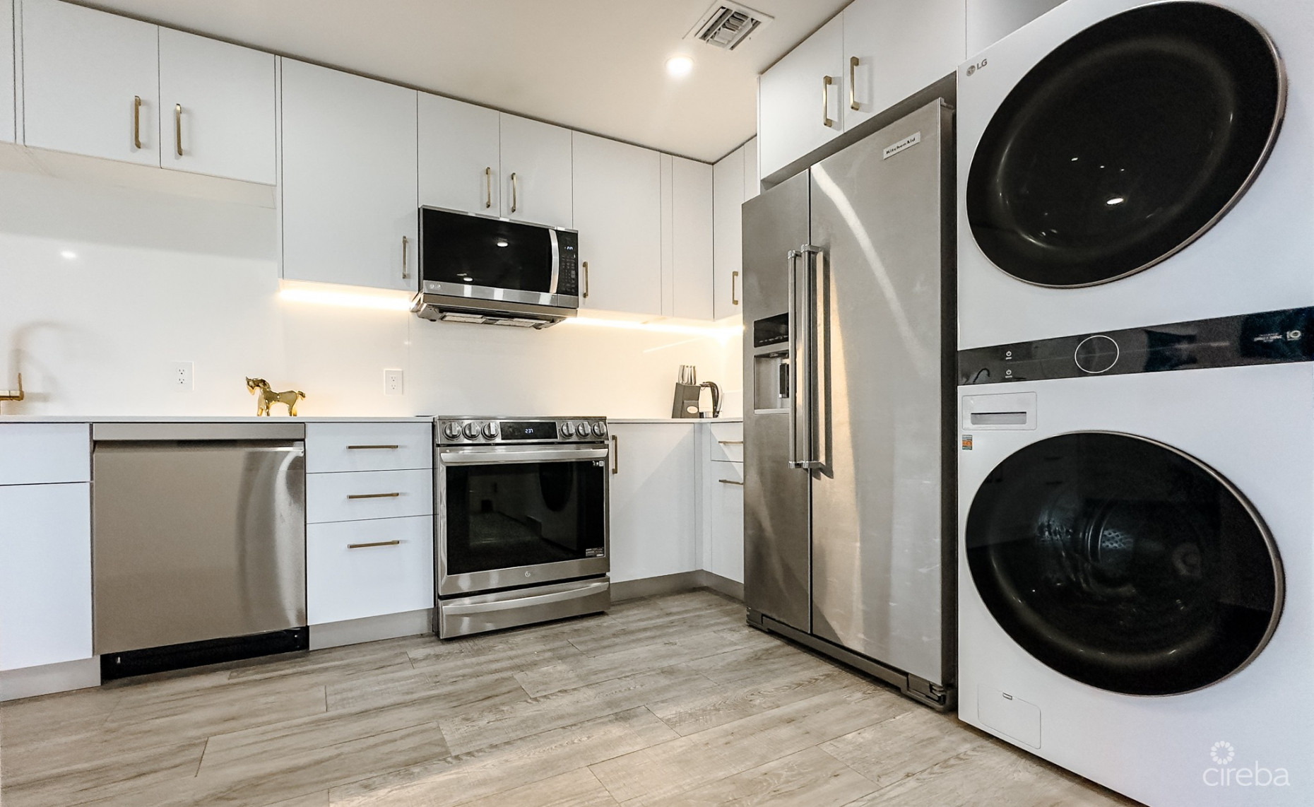 GRAND CAYMANIAN PENTHOUSE - CRYSTAL HARBOUR