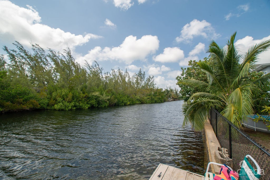 CANAL FRONT - FAMILY HOME SAVANNAH