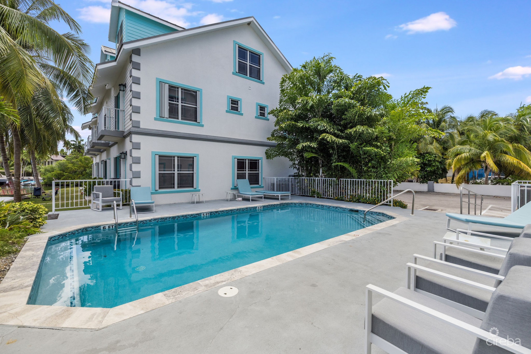 COASTAL ESCAPE – EXECUTIVE WATERFRONT LIVING