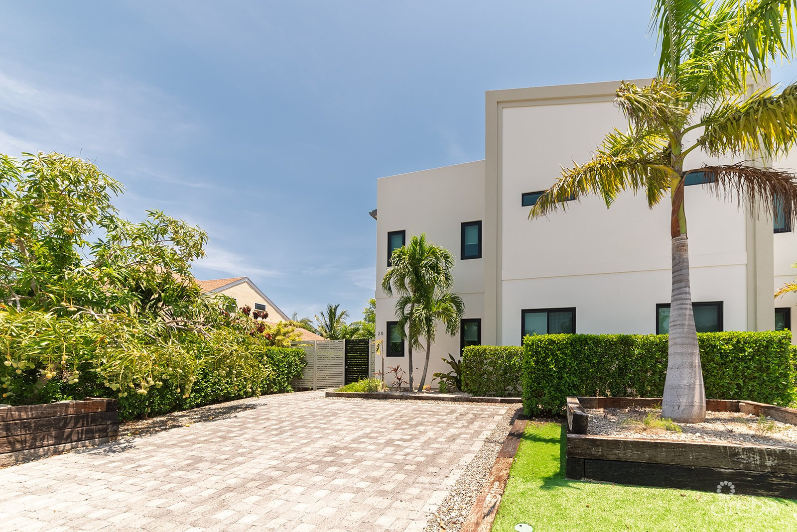 SOUTH SOUND NUSA VILLAS BEAUTIFUL HOME WITH POOL