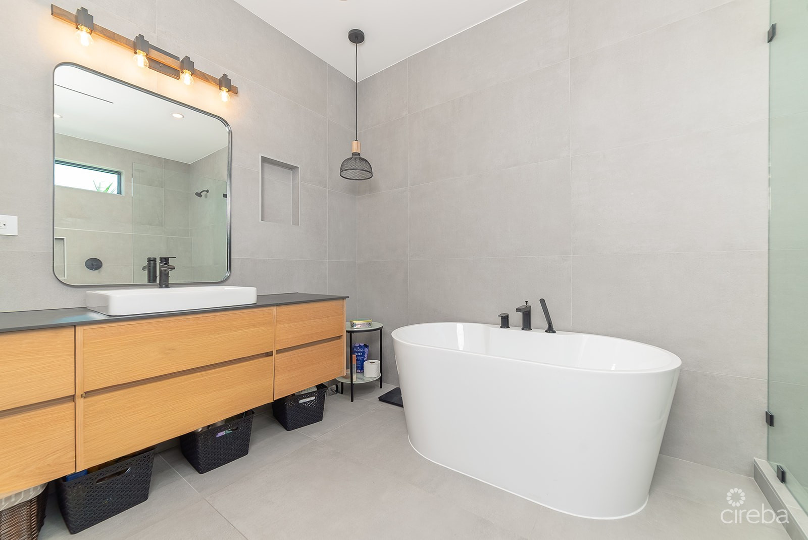 SOUTH SOUND NUSA VILLAS BEAUTIFUL HOME WITH POOL