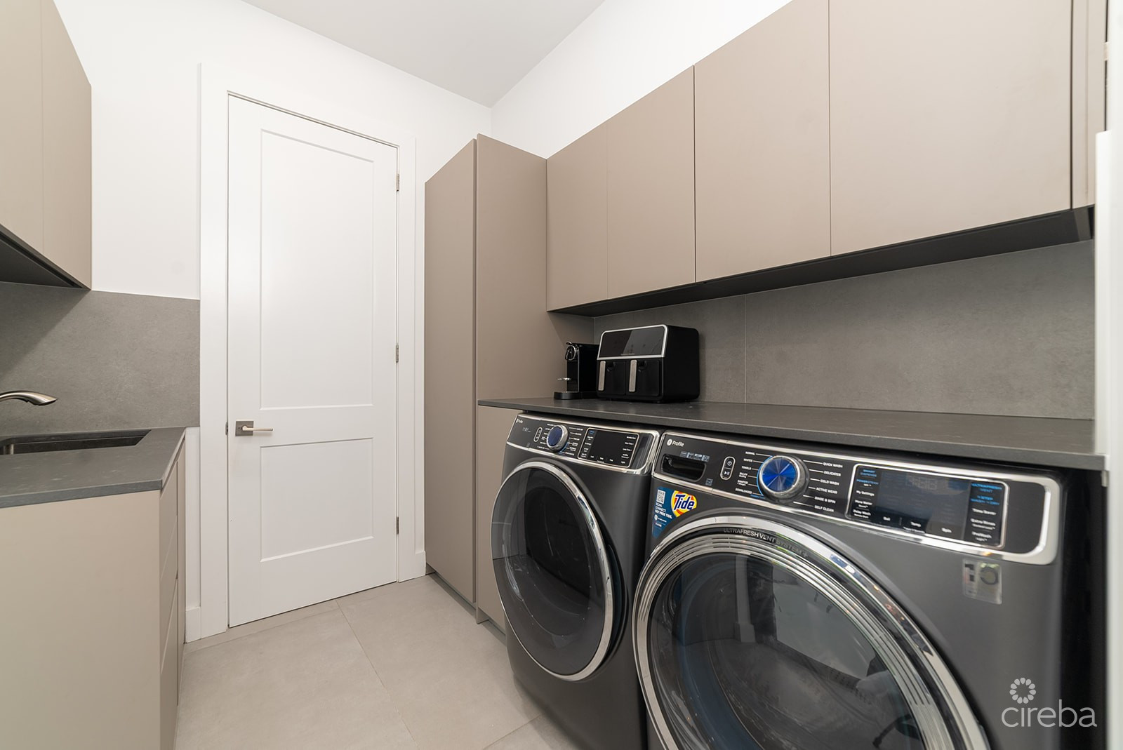 SOUTH SOUND NUSA VILLAS BEAUTIFUL HOME WITH POOL