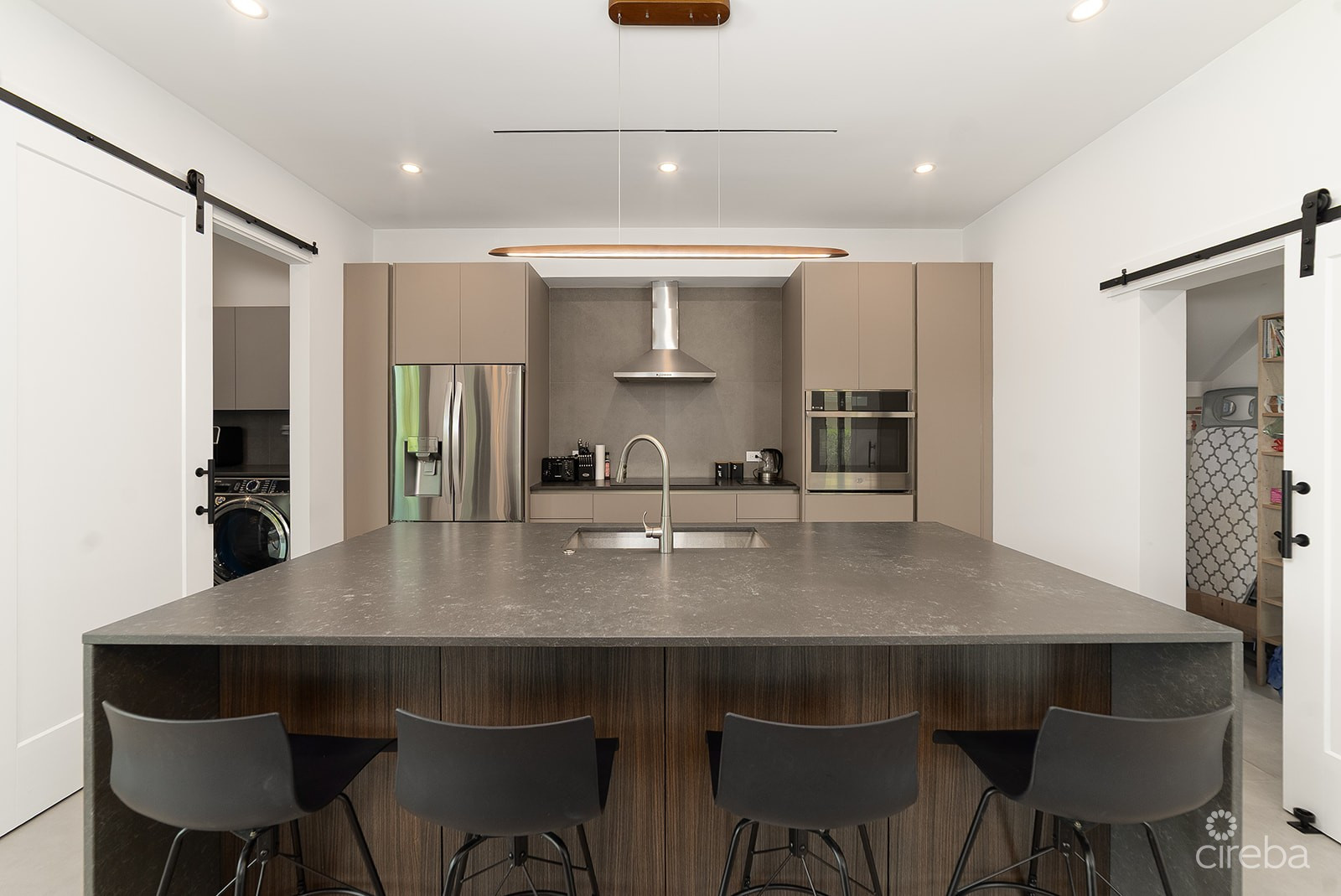 SOUTH SOUND NUSA VILLAS BEAUTIFUL HOME WITH POOL