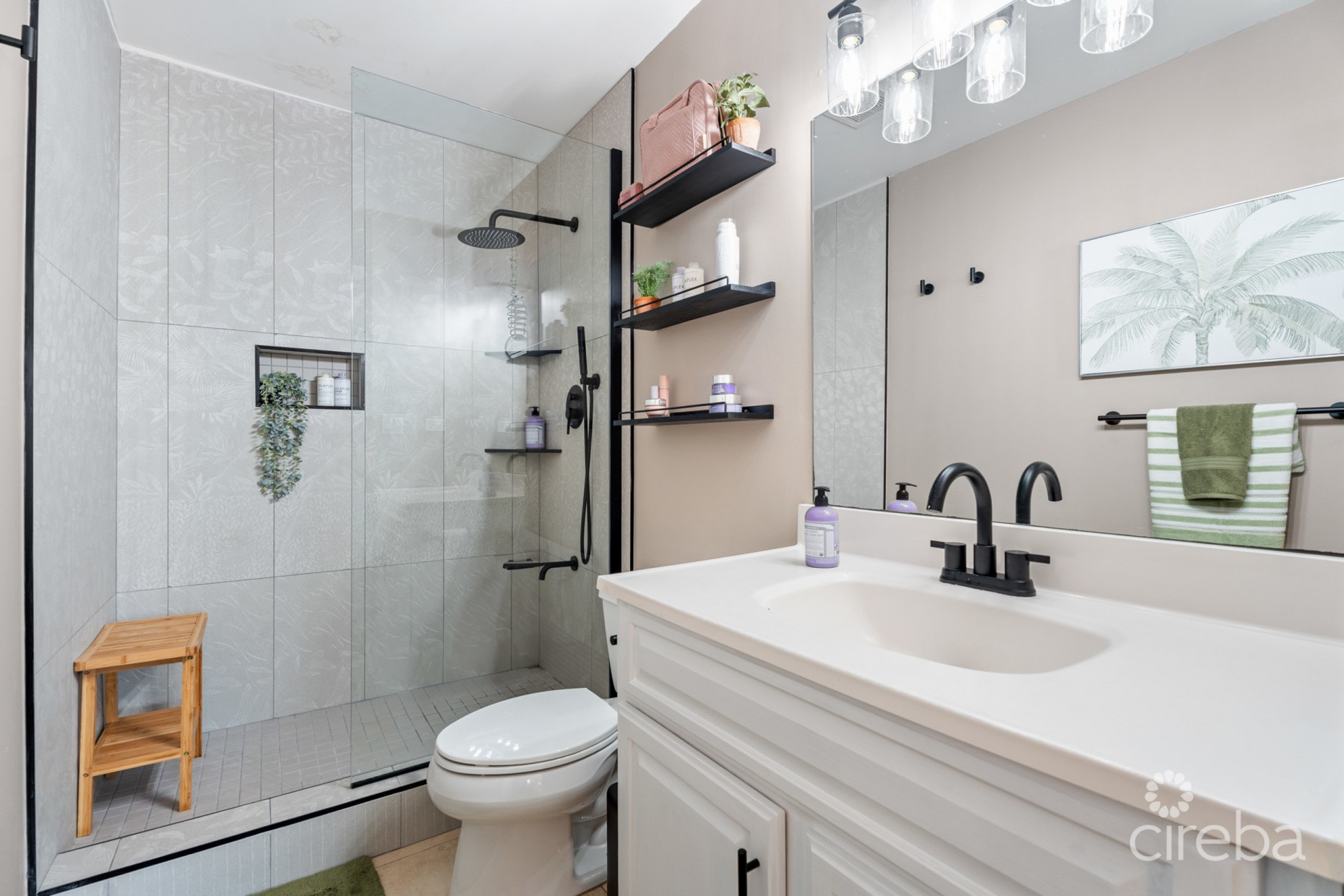 UPGRADED 2BEDS CANALFRONT